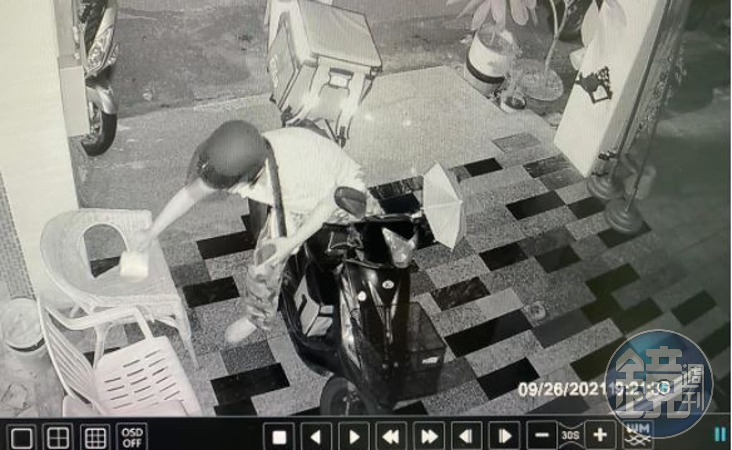 外送員把餐點送到，回報完後又故意在旁邊等幾分鐘，最後直接將餐點拿走，訂單因此被系統取消。（翻攝「爆料公社」）