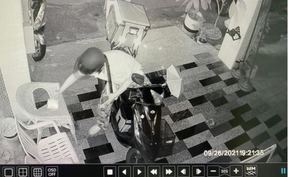 外送員把餐點送到，回報完後又故意在旁邊等幾分鐘，最後直接將餐點拿走，訂單因此被系統取消。（翻攝「爆料公社」）