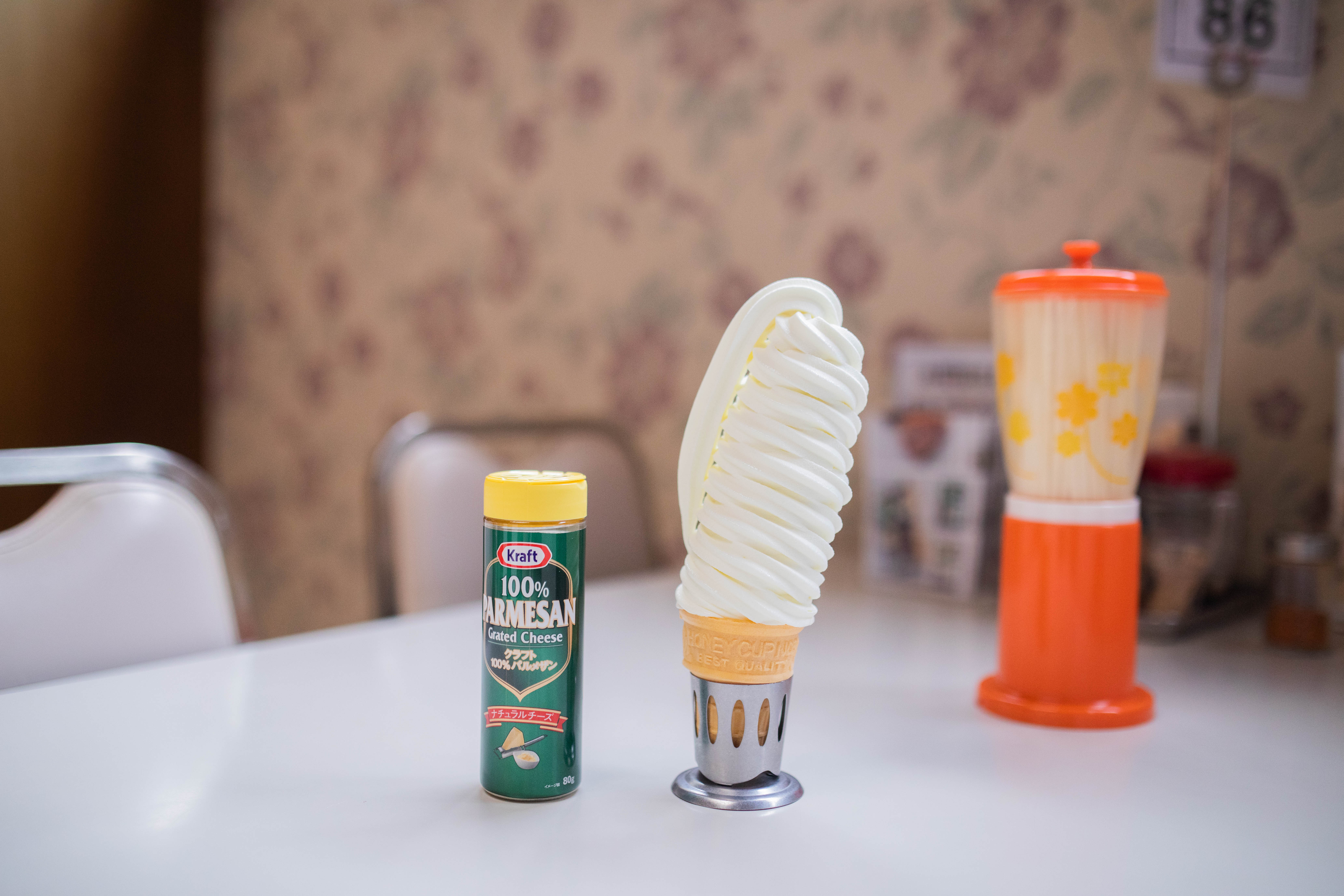 來到日本岩手縣花卷，當地人公認必遊的景點，是要到MARUKAN百貨公司六樓大食堂，品嘗用筷子吃的巨無霸霜淇淋。（日本觀光局JNTO提供）