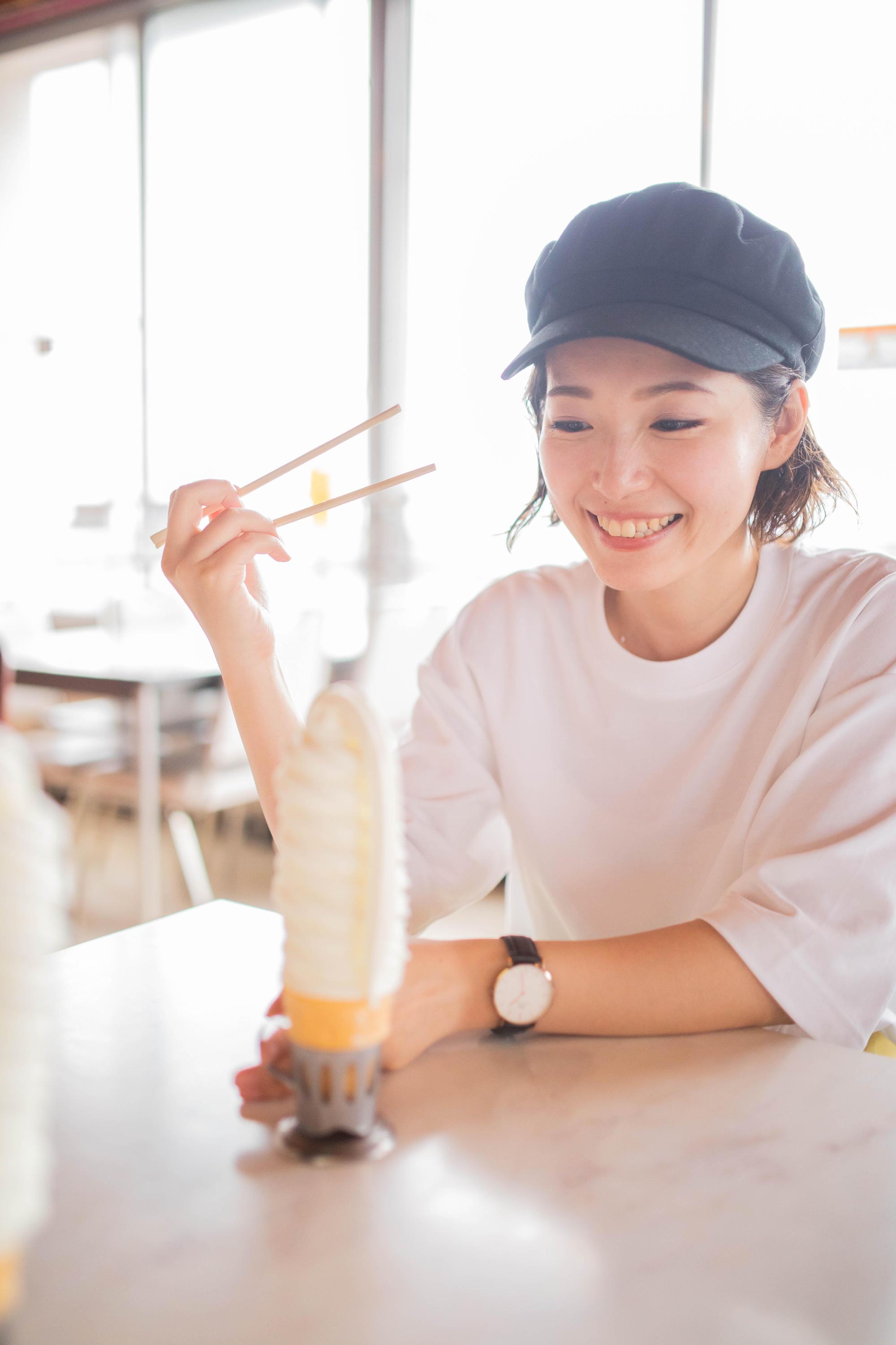 品嘗這支霜淇淋的標準吃法,是用筷子夾。(日本觀光局JNTO提供)