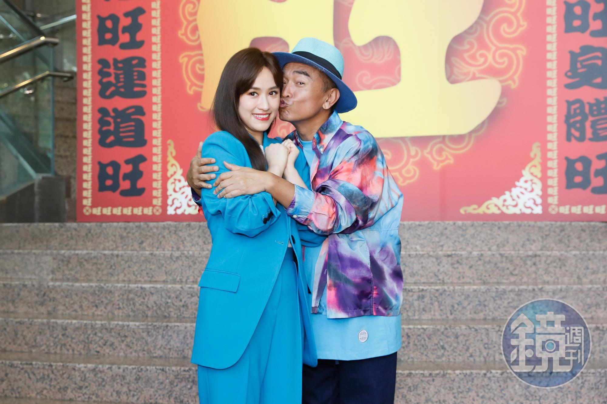 吳宗憲（右）陪吳姍儒（左）召開記者會，親口證實婚訊。