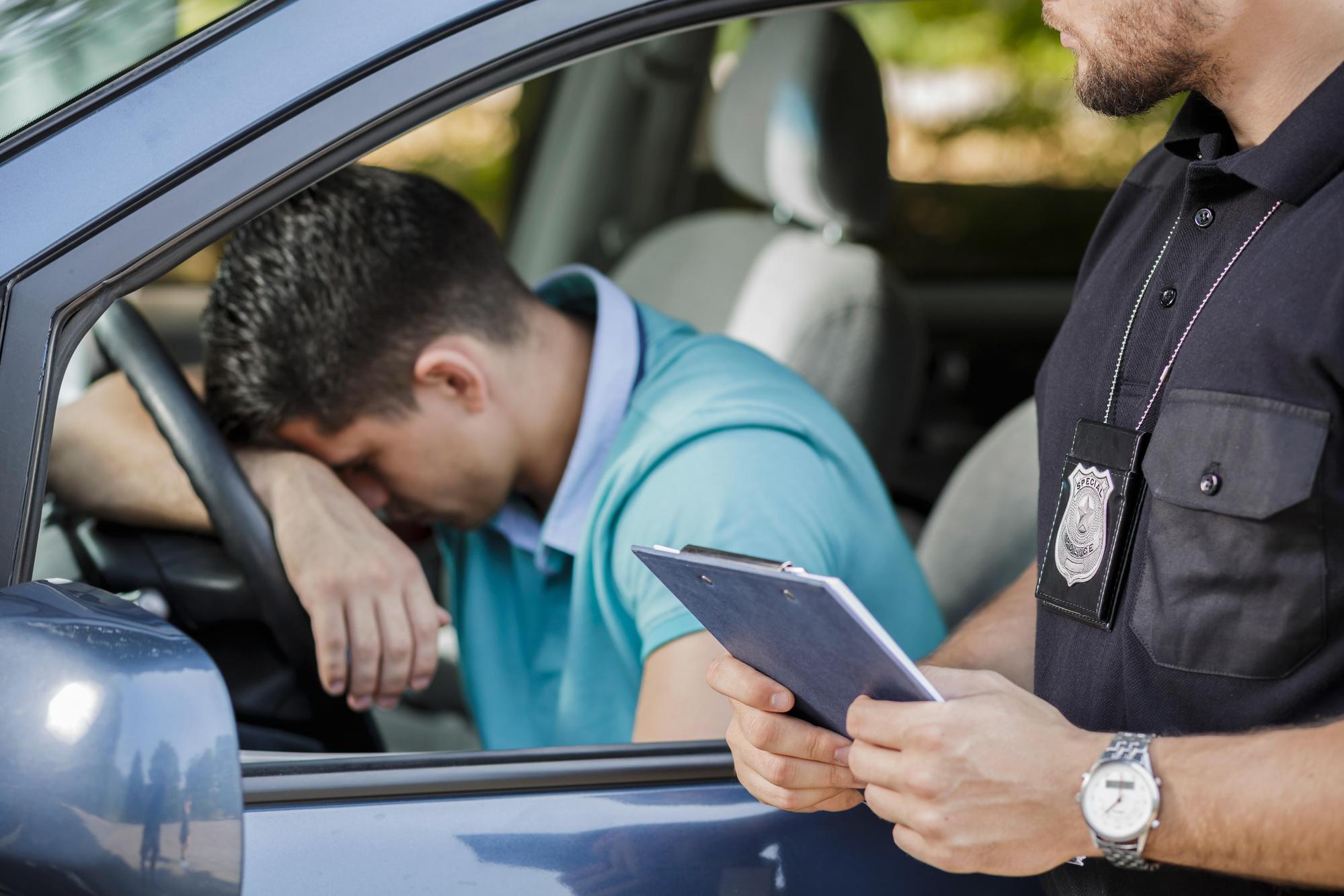 一名男子將車停在路邊白線內卻遭開單,警方解釋了。示意圖,非當事人。(東方IC)