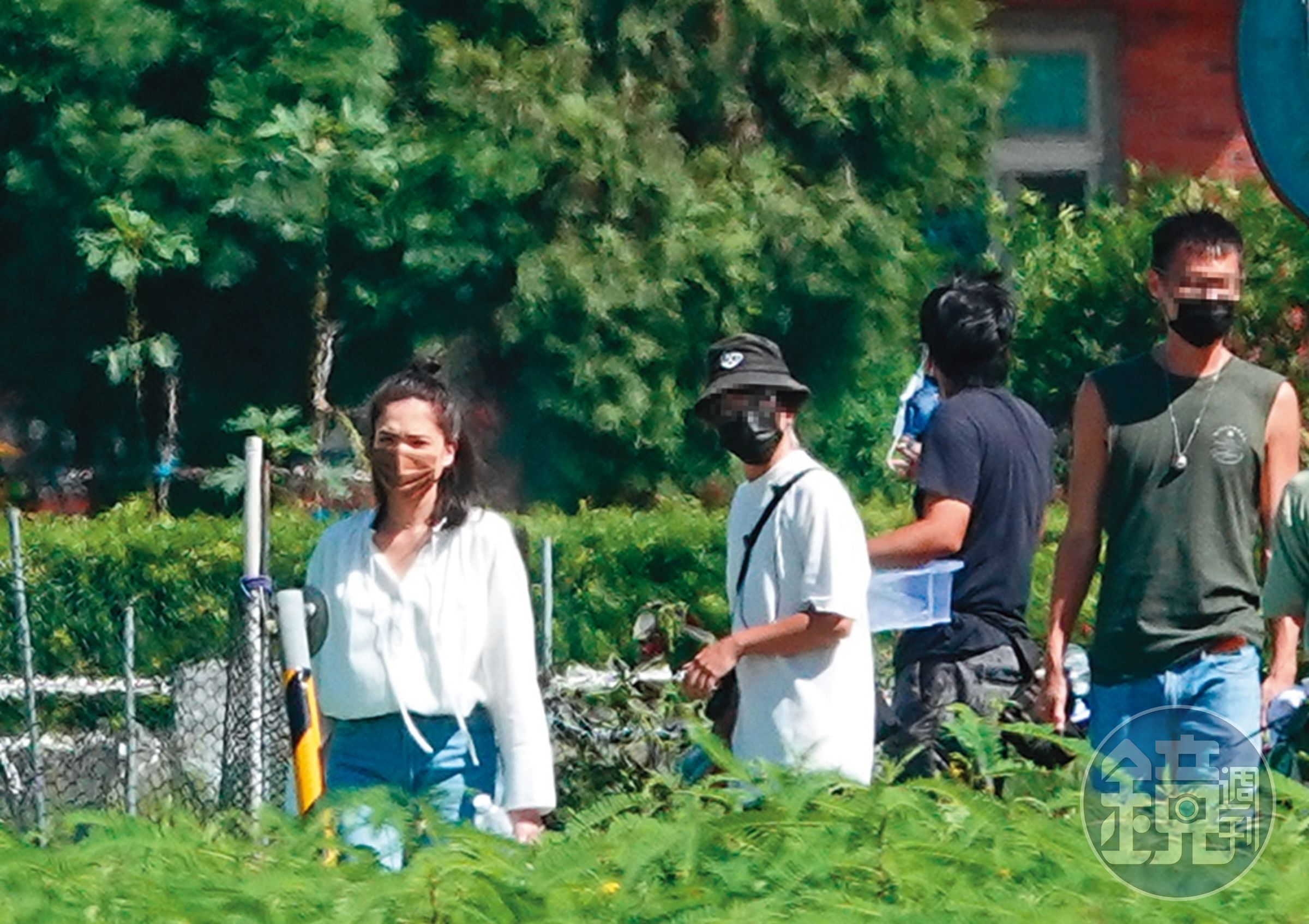 9／10 13：15 許瑋甯（左）一身素淨出現在宜蘭田間拍戲，當天她和胡宇威對戲。
