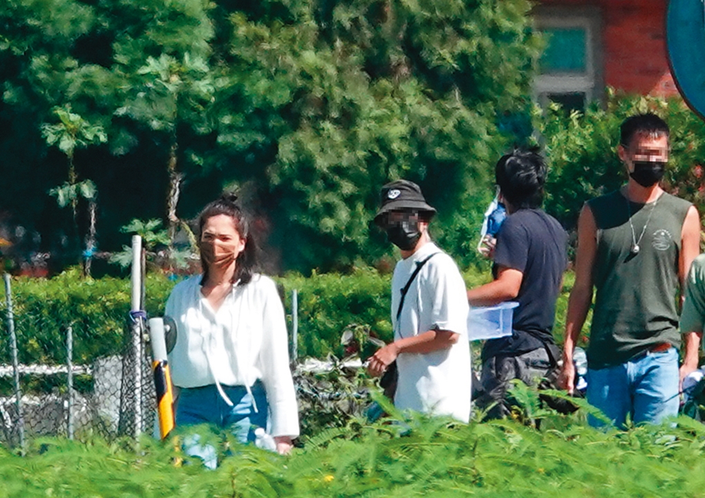 9／10 13：15 許瑋甯（左）一身素淨出現在宜蘭田間拍戲，當天她和胡宇威對戲。