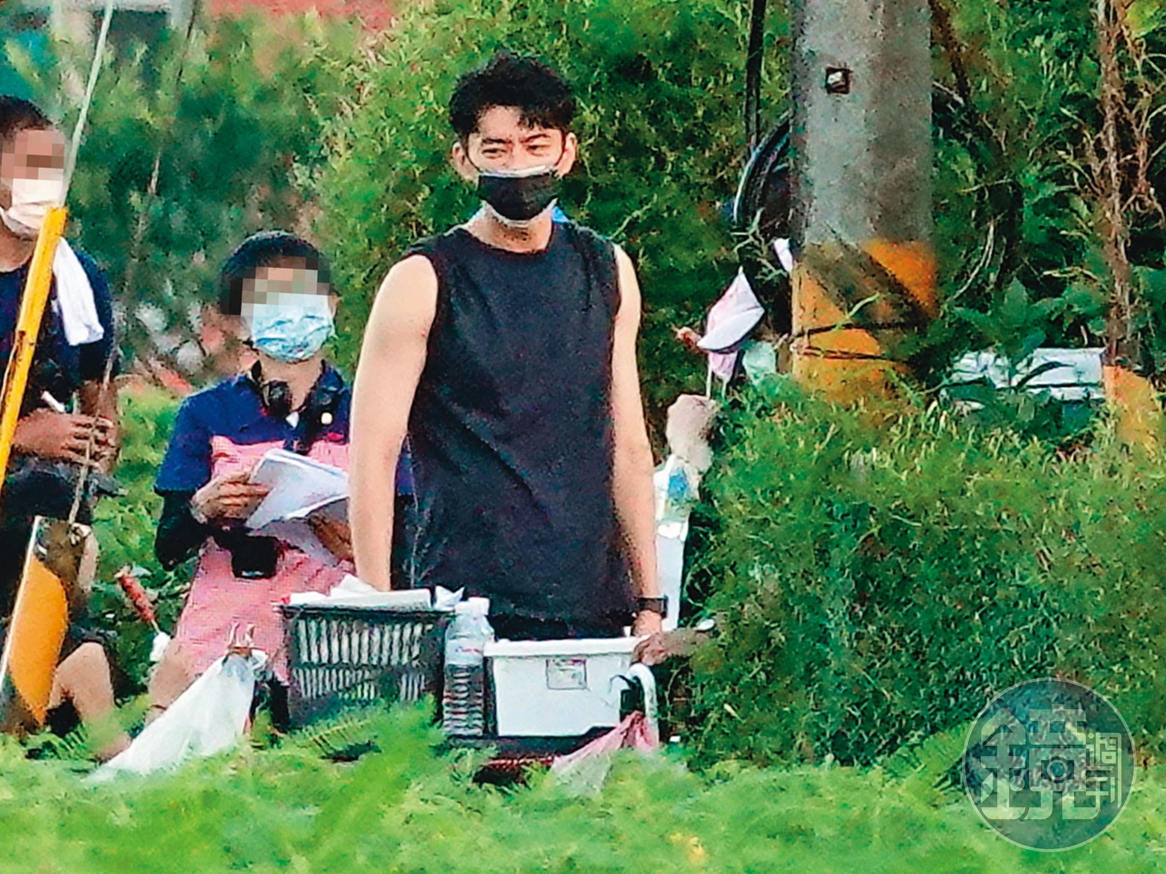 16：28 同劇男主角李程彬一身黑衣現身片場。