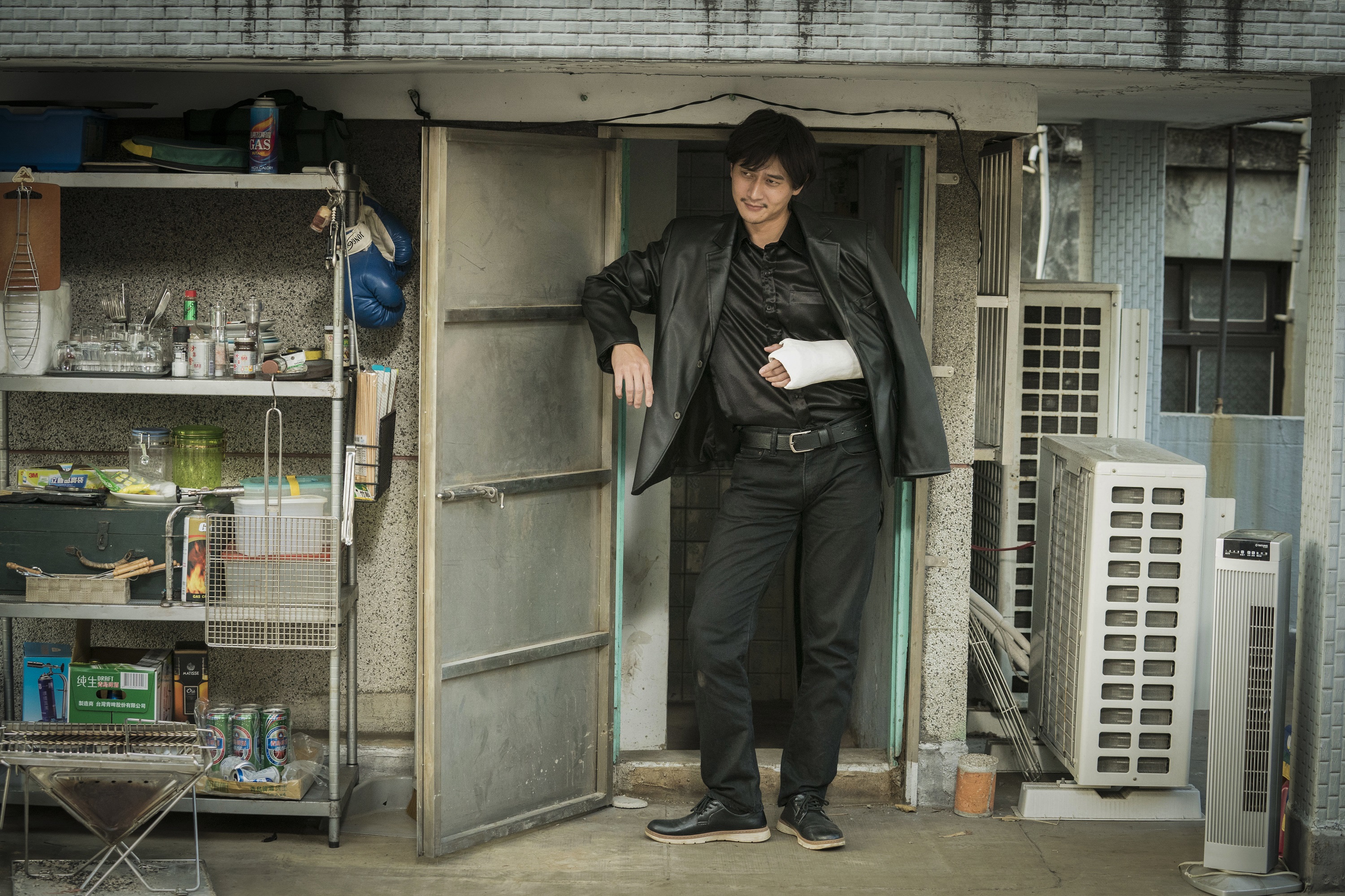 劉冠廷拷貝梁朝偉在《無間道》裡的造型，一出場即引起香港觀眾爆笑。（良人行提供）