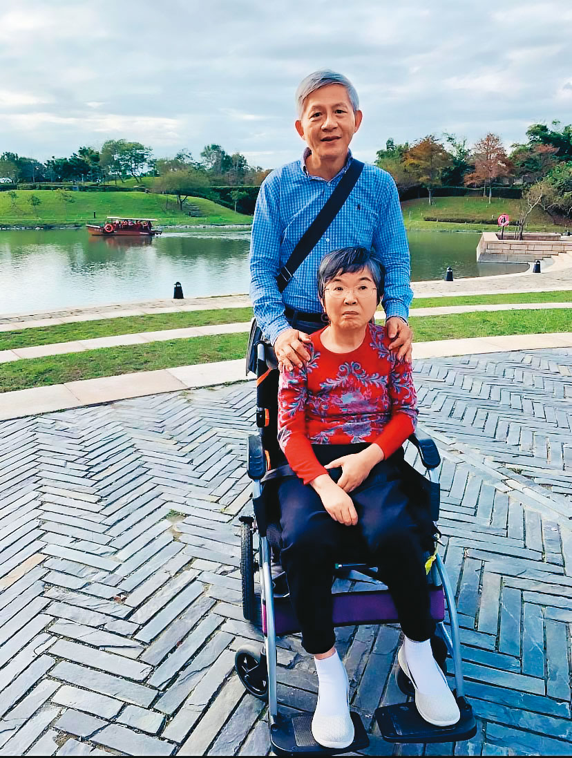 嚴劍琴（前）是台灣第一位公開自己病情，宣導年輕型失智症照護觀念的病患。她的先生張鎮華（後）一路相伴。（家人提供）