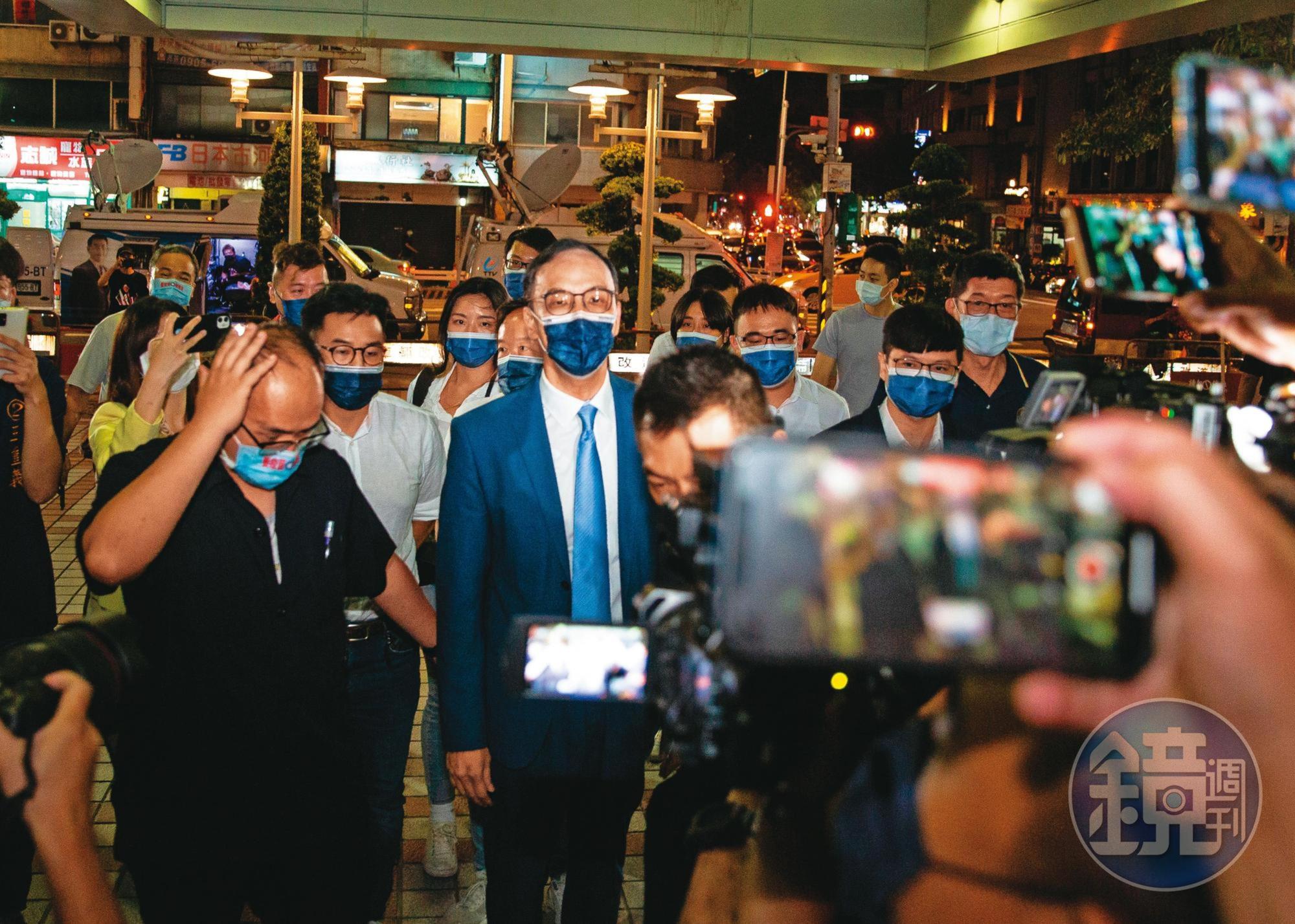 朱立倫25日晚間赴黨中央宣布正式當選黨主席,但未過半的得票率,似乎讓他臉上沒有太多喜悅。