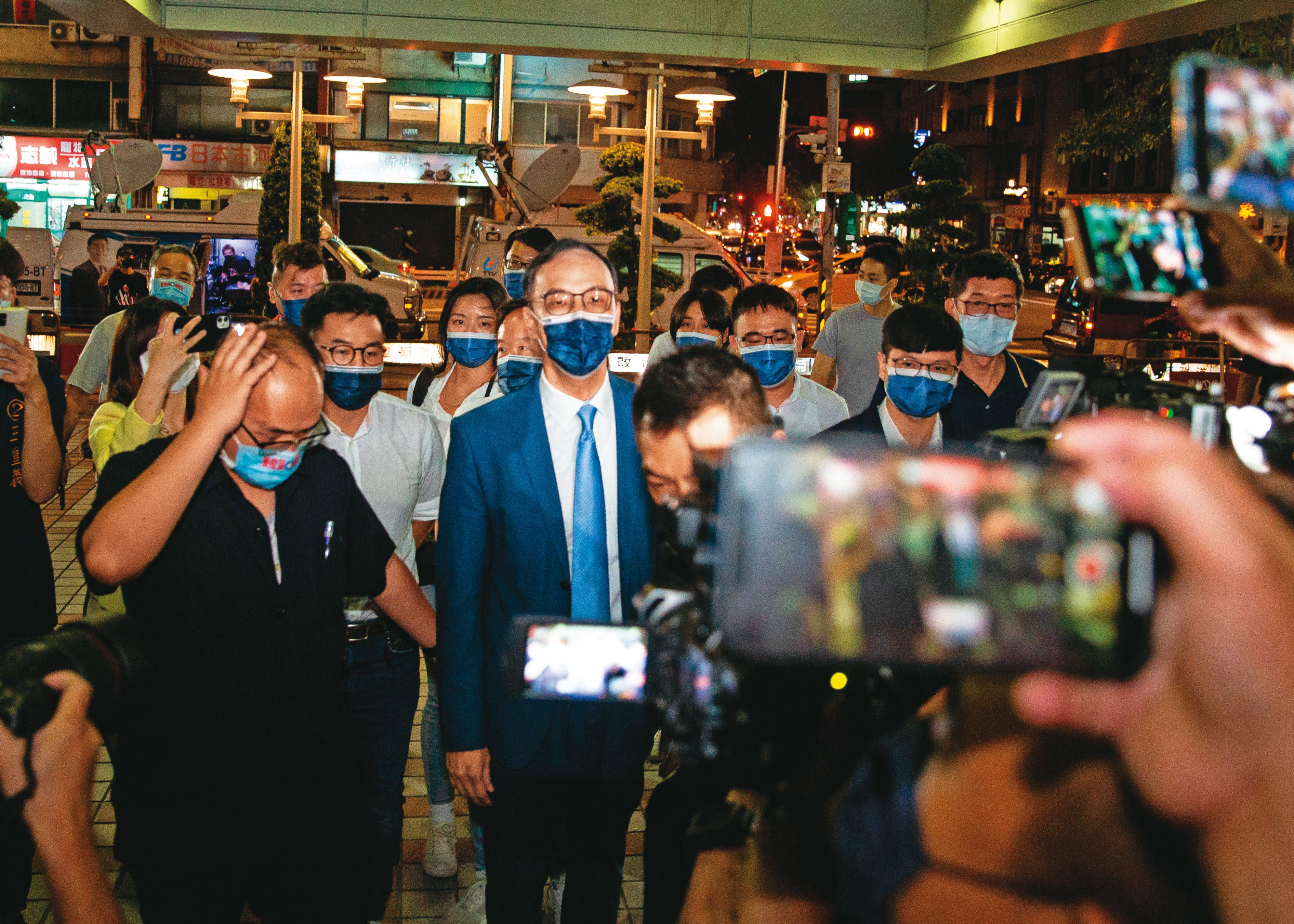 朱立倫25日晚間赴黨中央宣布正式當選黨主席，但未過半的得票率，似乎讓他臉上沒有太多喜悅。