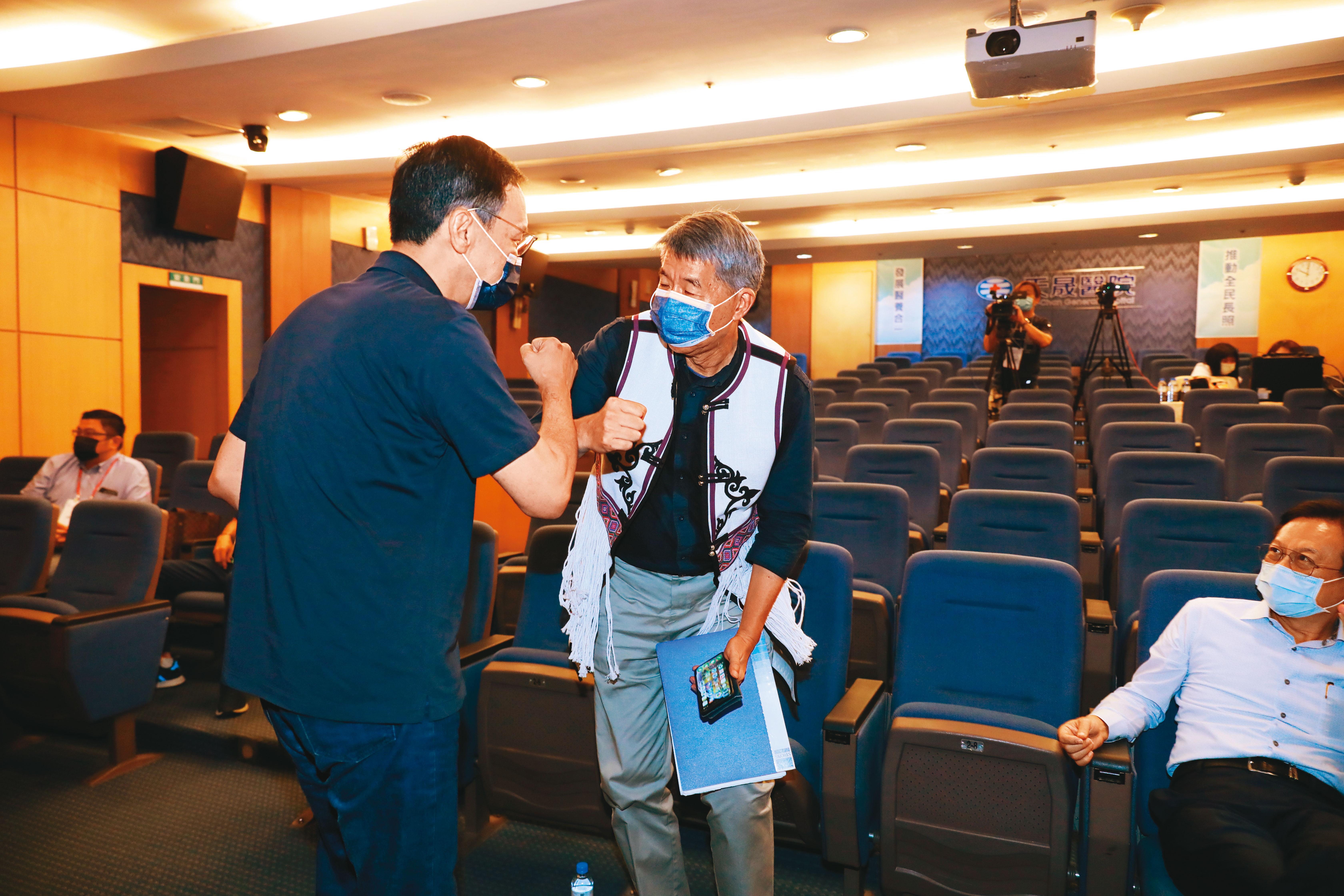 張亞中（右）聲勢暴起，匯集了黨內所有深藍黨員的支持，地位已被視為超越當年的高雄市長韓國瑜。