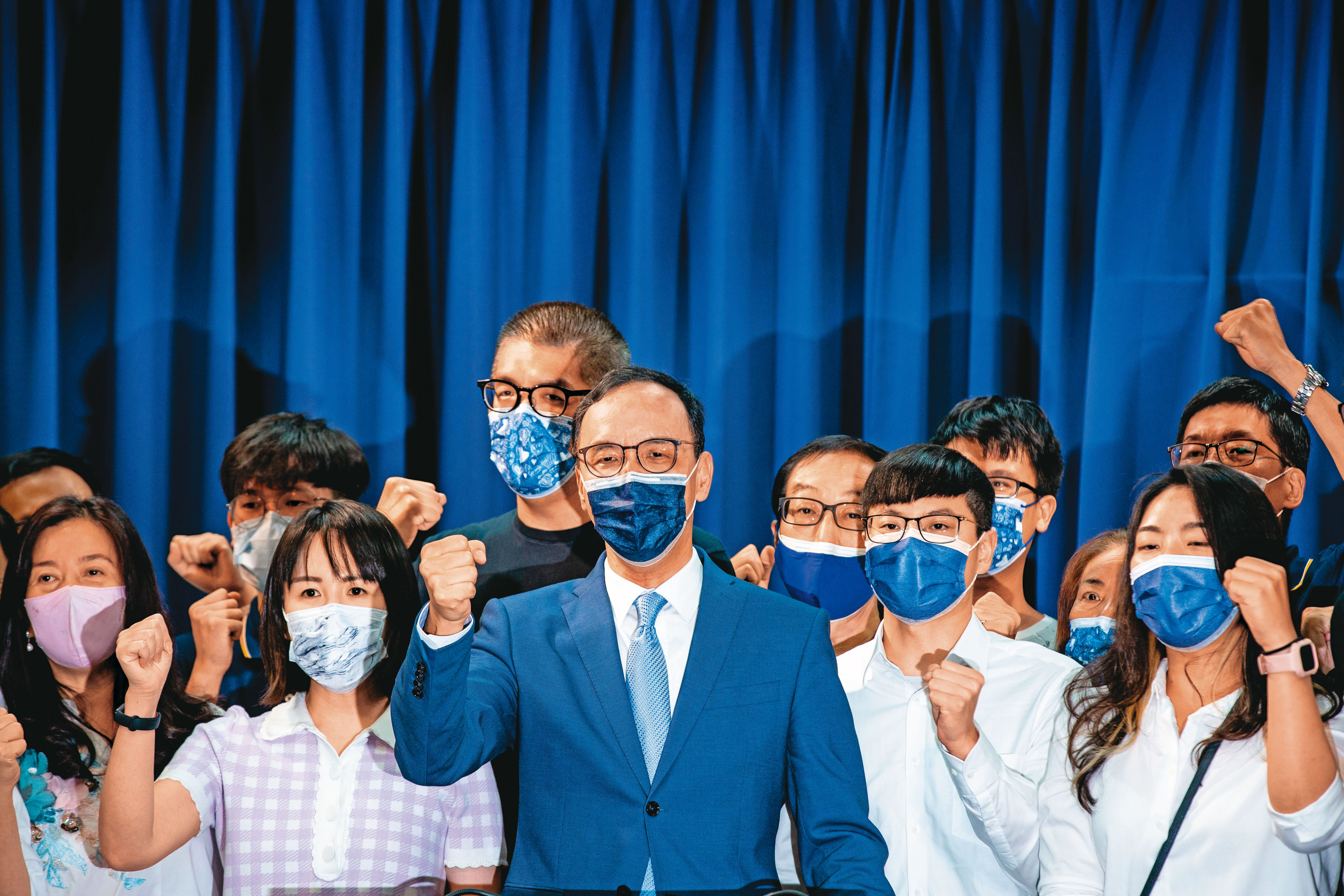 朱立倫25日晚間在幕僚團隊的加油聲下，緩步踏入國民黨中央，正式宣布當選黨主席。