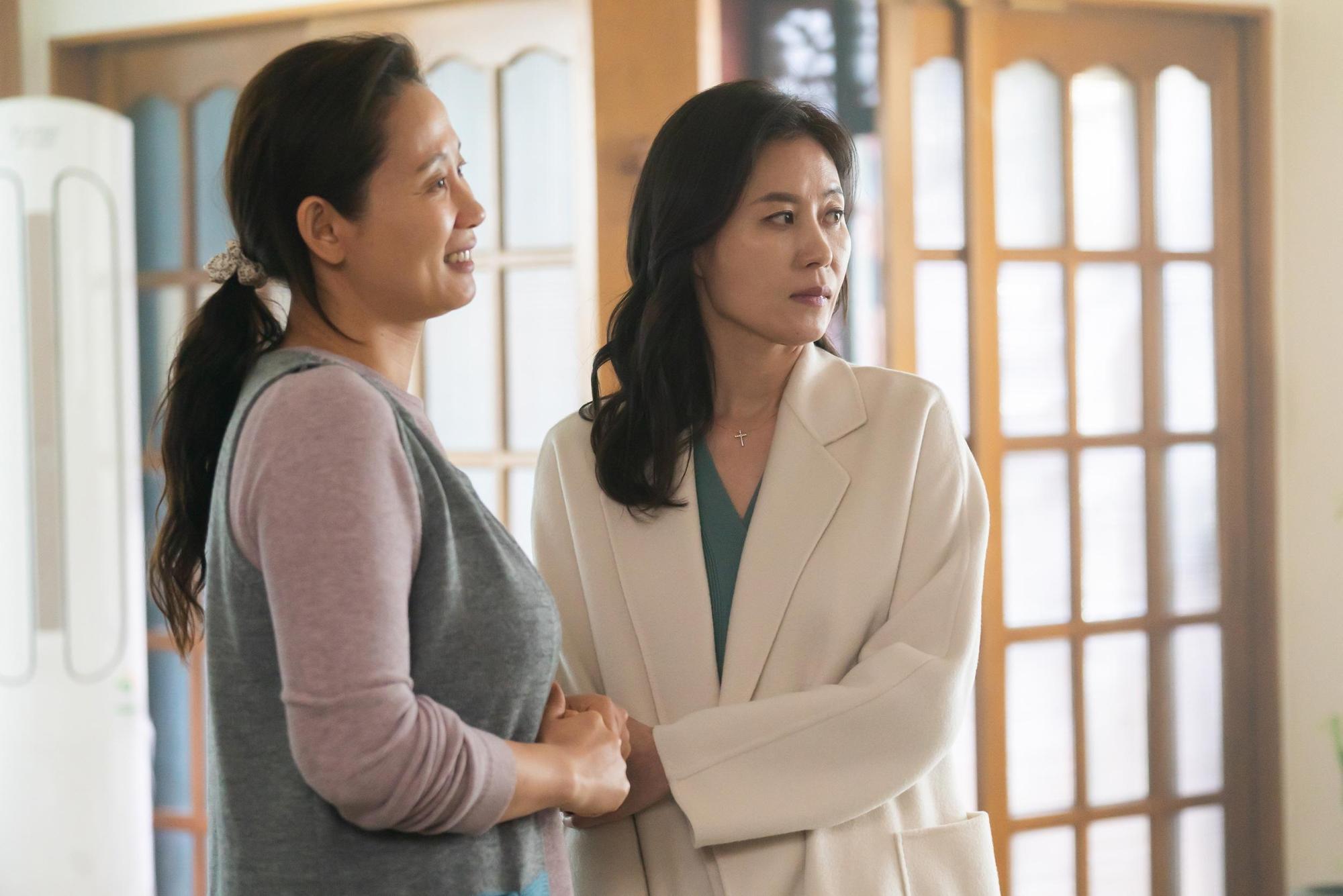 文素利(右)和金善映(左)在新片《我的不完美家人》飾演姊妹,電影將在本屆高雄電影節播映。(翻攝自Daum Movie)