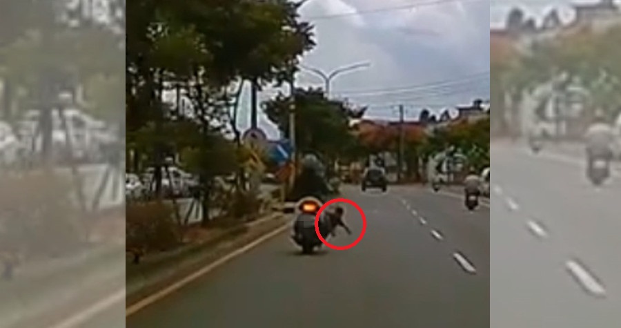 小孩差點從機車踏板摔下，嚇壞後方駕駛。（翻攝「爆怨公社」）