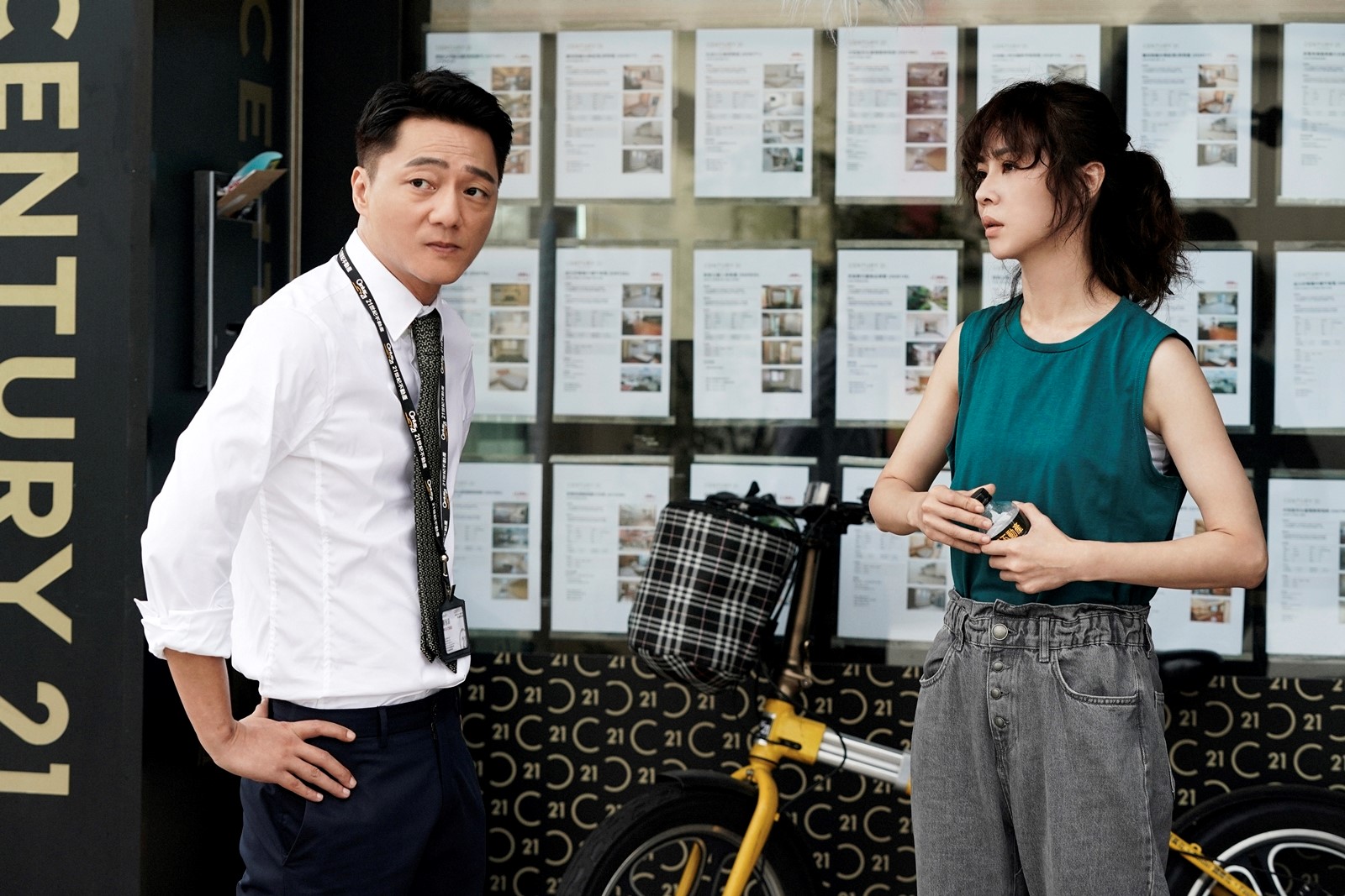 觀眾對藍葦華（左）與謝盈萱（右）在分手後的發展相當好奇。（華視、CATCHPLAY提供）