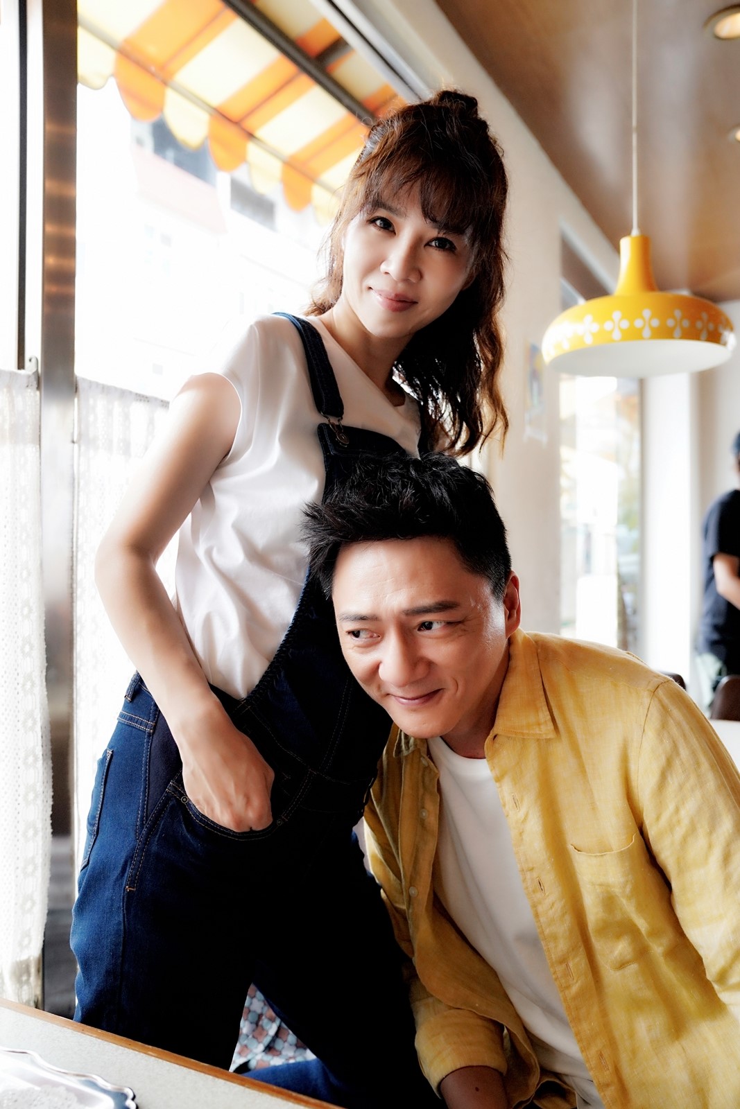 謝盈萱(左)、藍葦華(右)在最新一集的《俗女2》中「同床幫忙」戲碼收視險破5。(華視、CATCHPLAY提供)