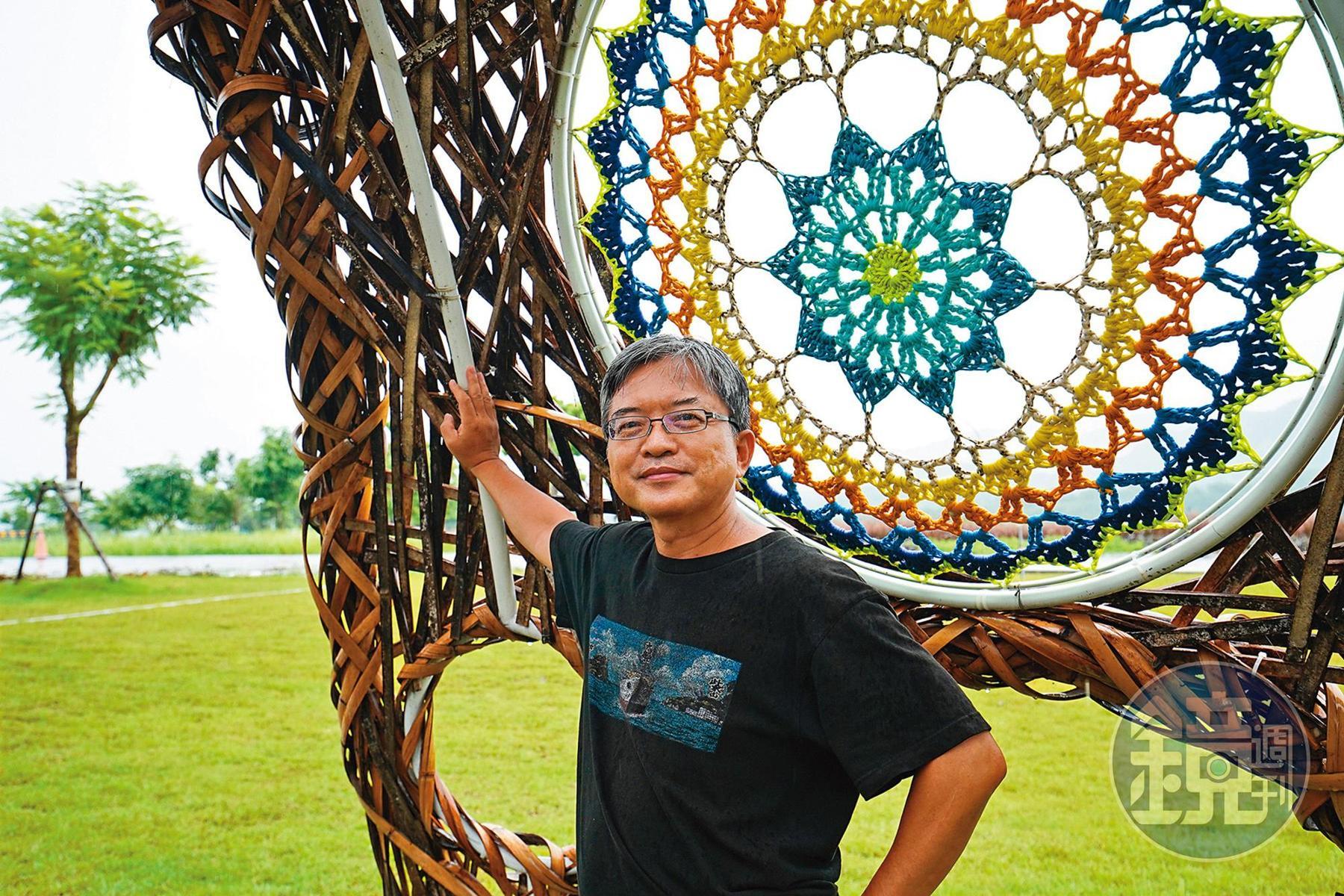 藝術家林純用（圖中）與楊海茜共同創作 《穹頂上有花》。