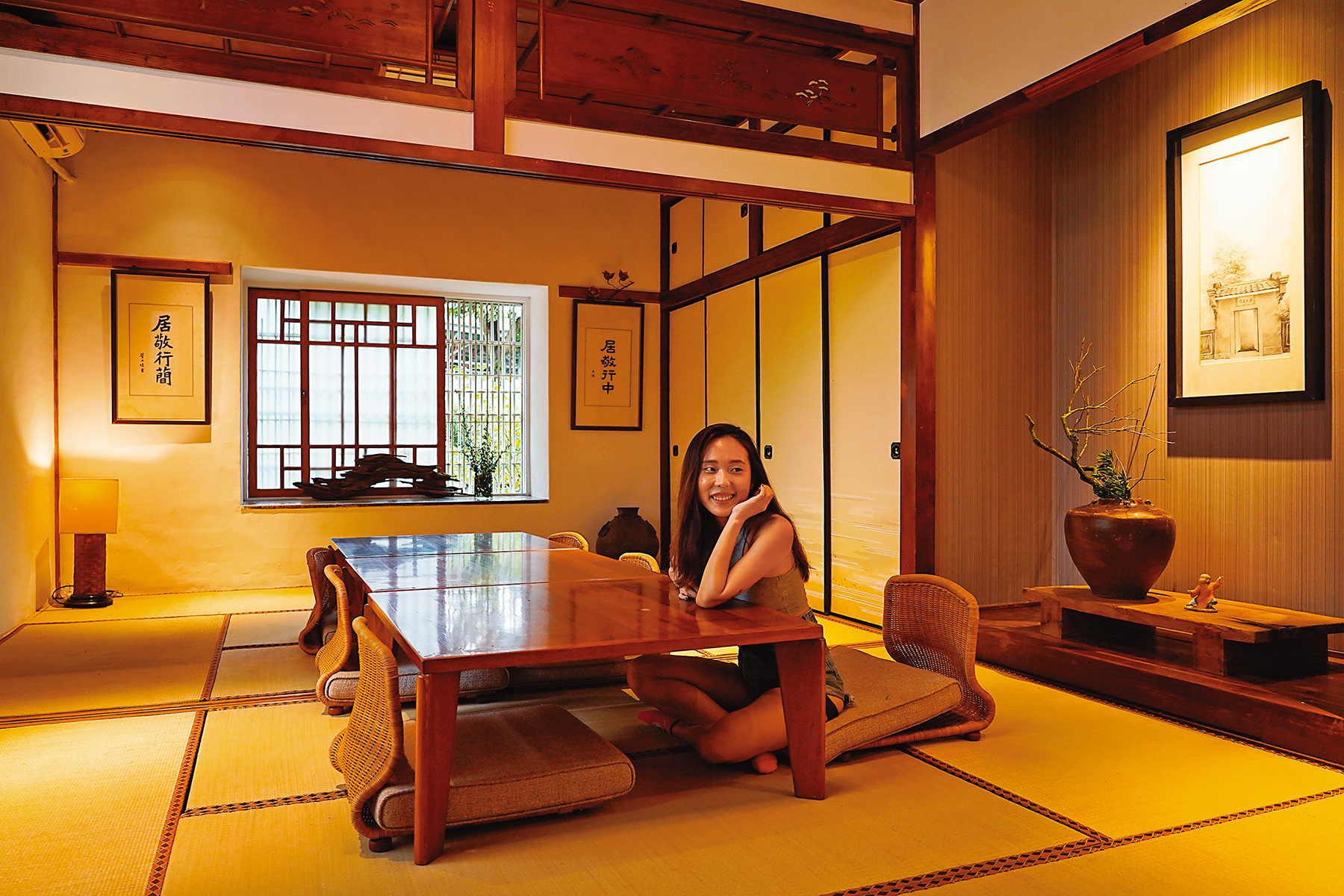 遊客可在國本農場裡的三合院裡，感受老建築的過往風華，還能坐上榻榻米茶席拍照。