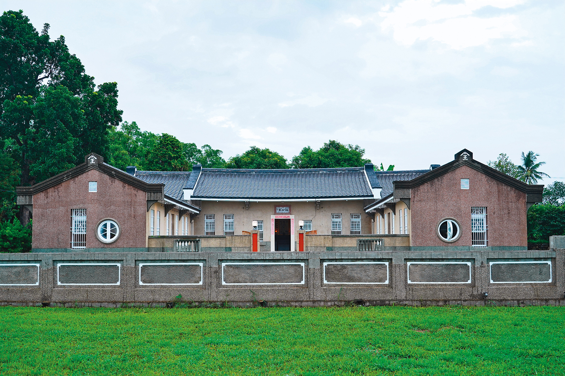 「國本農場」又稱卑南王家三合院，是一棟外部呈現閩式三合院風情、內部融入日本居住風格的建築。