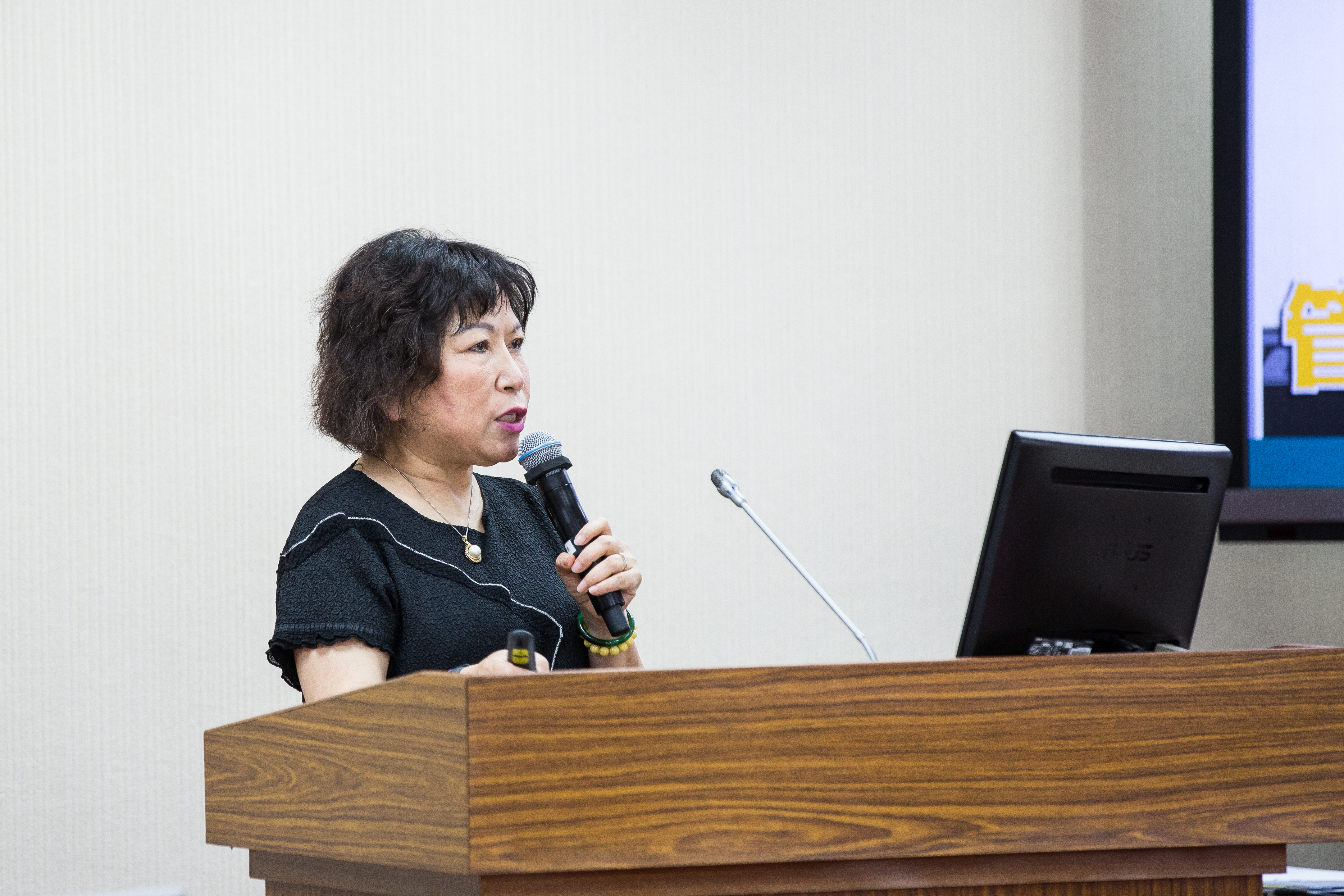 對於法官拿鐵棒敲頭「勘驗」，葉毓蘭認為「如此不食人間煙火的判決，真的會傷害司法的公信力」。（本刊資料照）