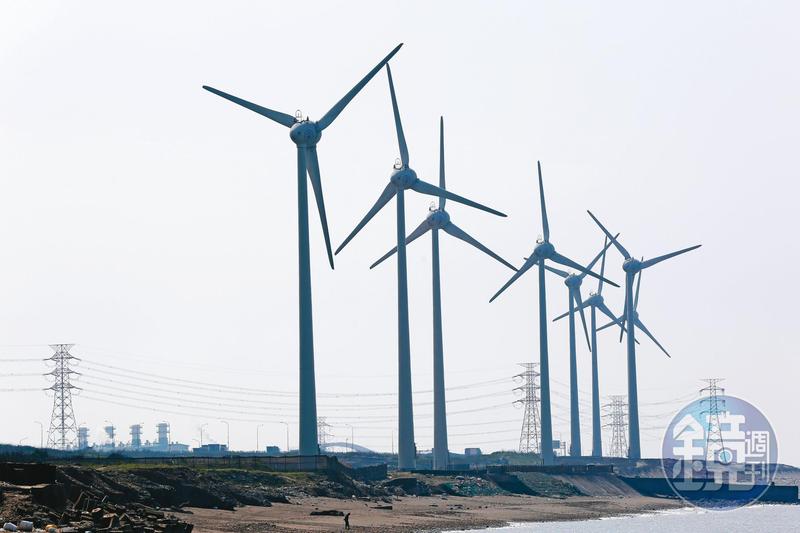 中南部沿海地區風力發電盛行,不肖地方民代及黑道覬覦龐大利益,向業者敲詐索賄,檢警調擴大偵辦中。(本刊資料照)