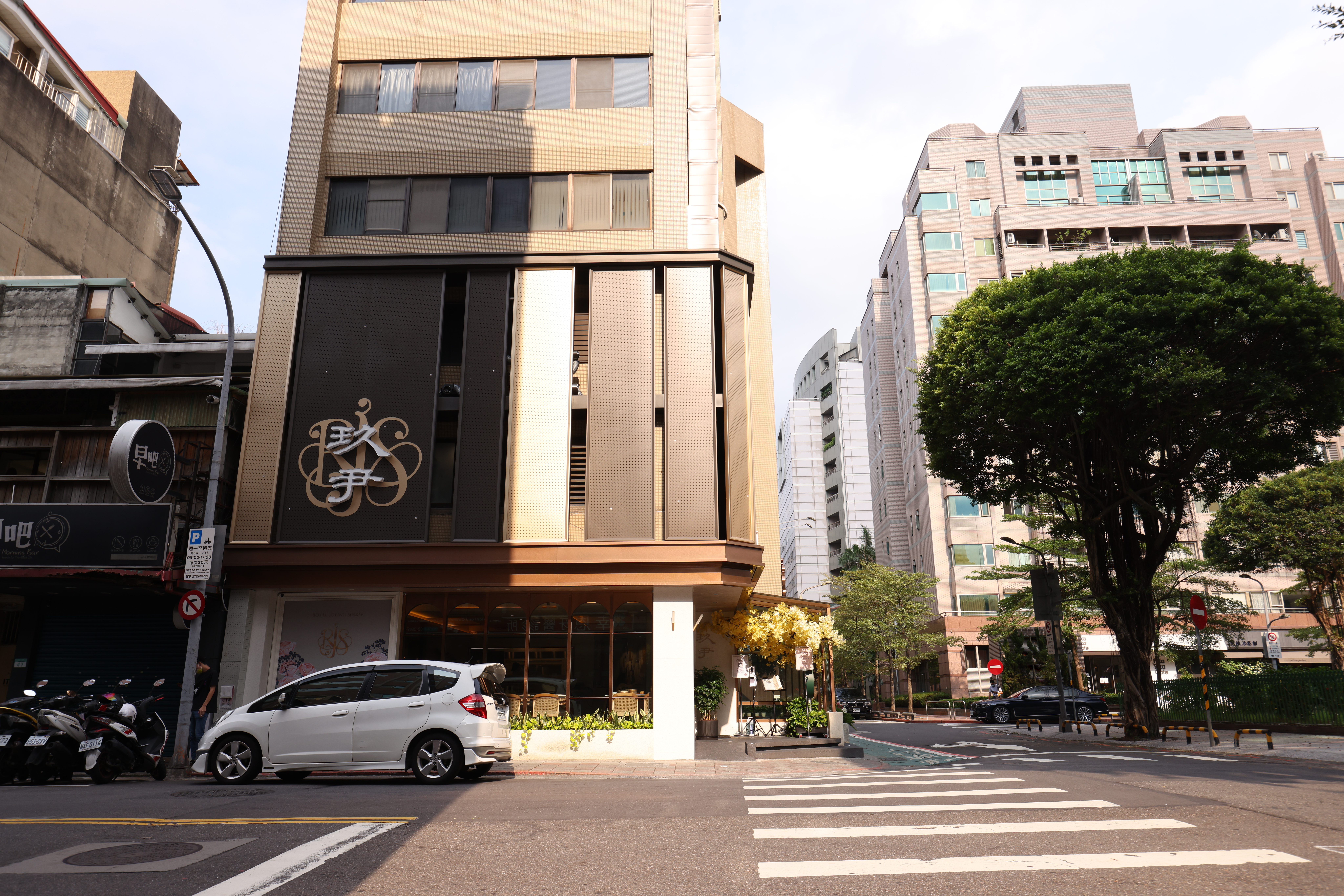 中式餐酒館「玖尹」主打新派粵菜與精巧港點。