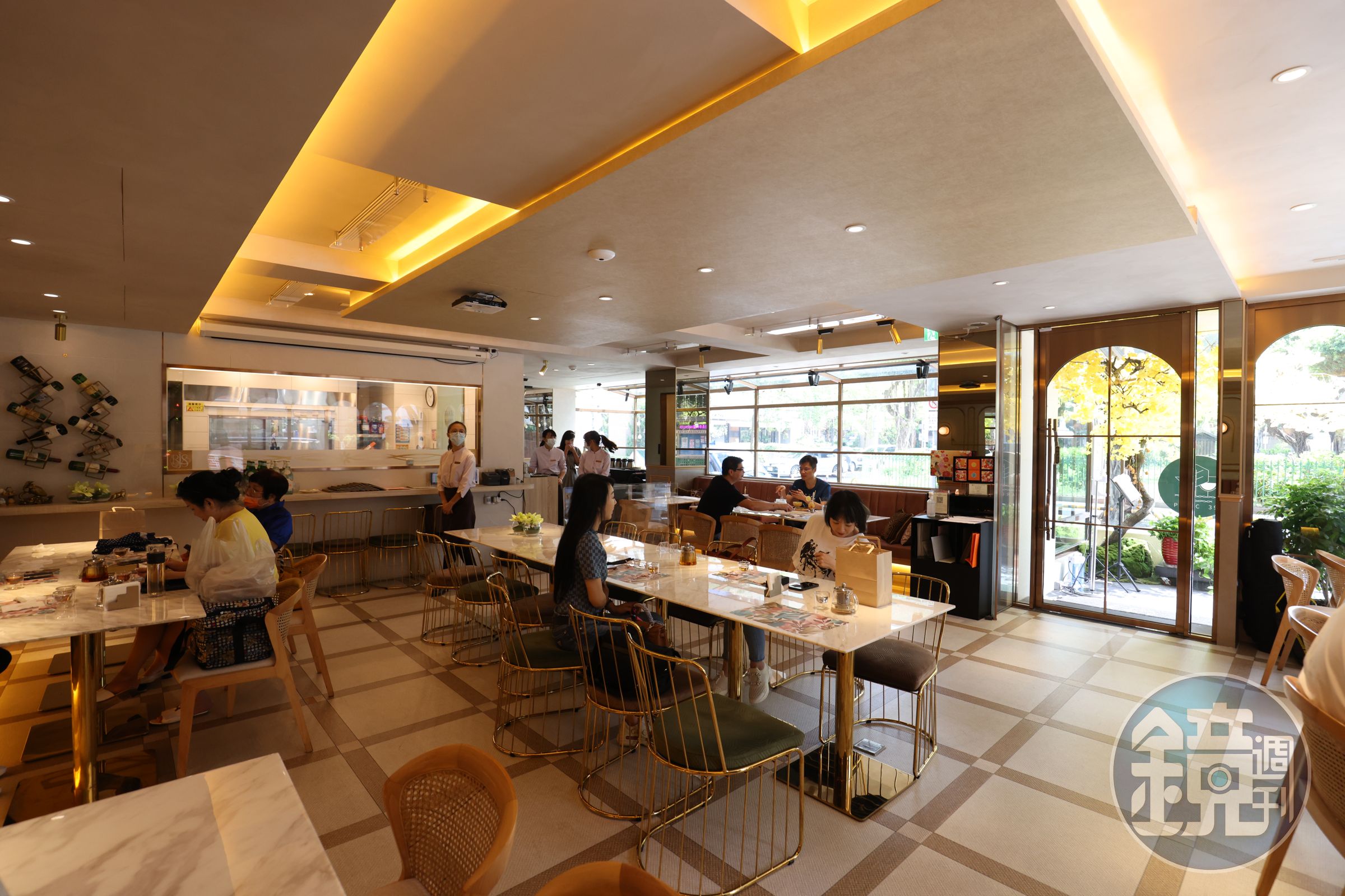 用餐空間明亮舒適，地下1樓還有酒吧和包廂。 