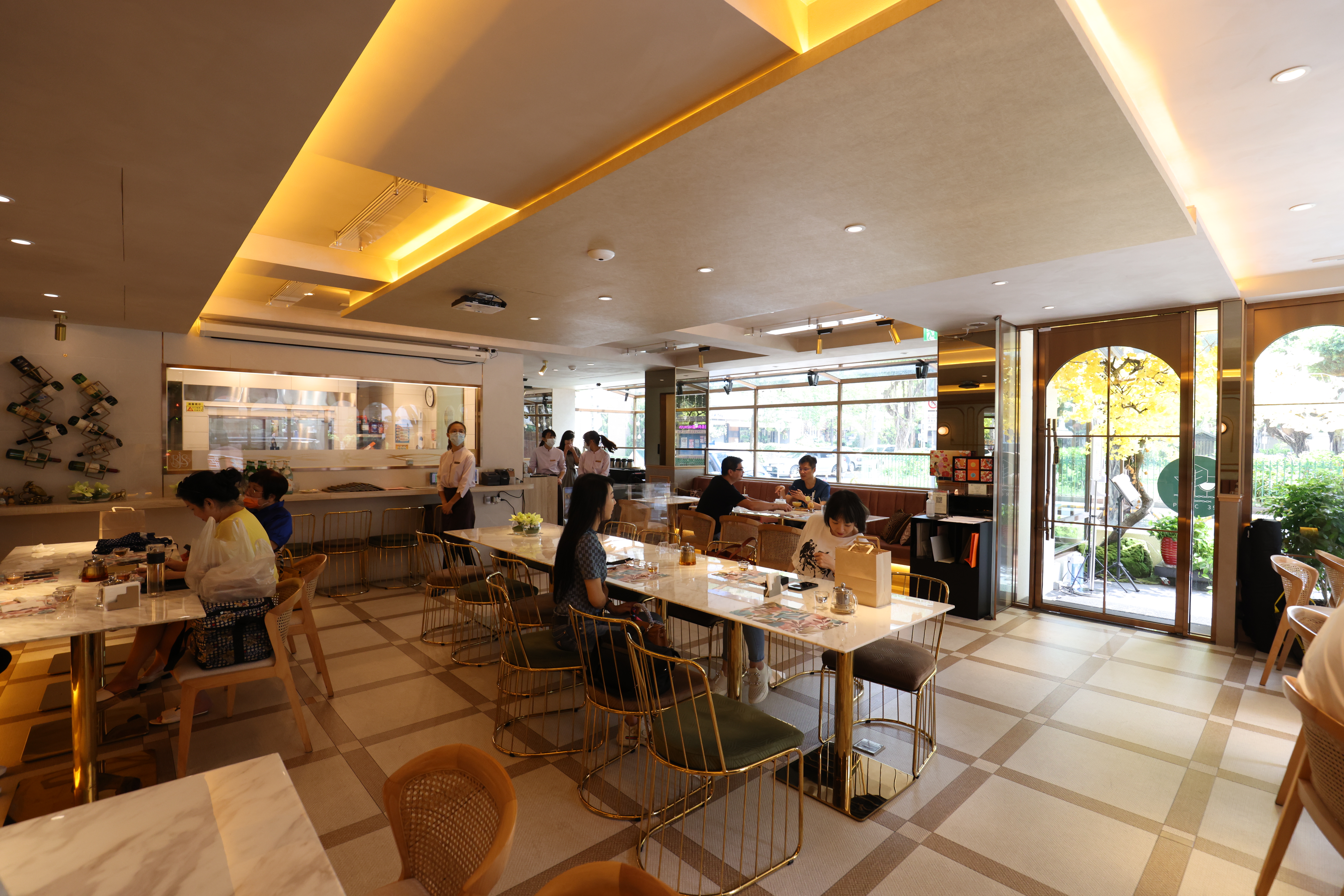 用餐空間明亮舒適，地下1樓還有酒吧和包廂。 