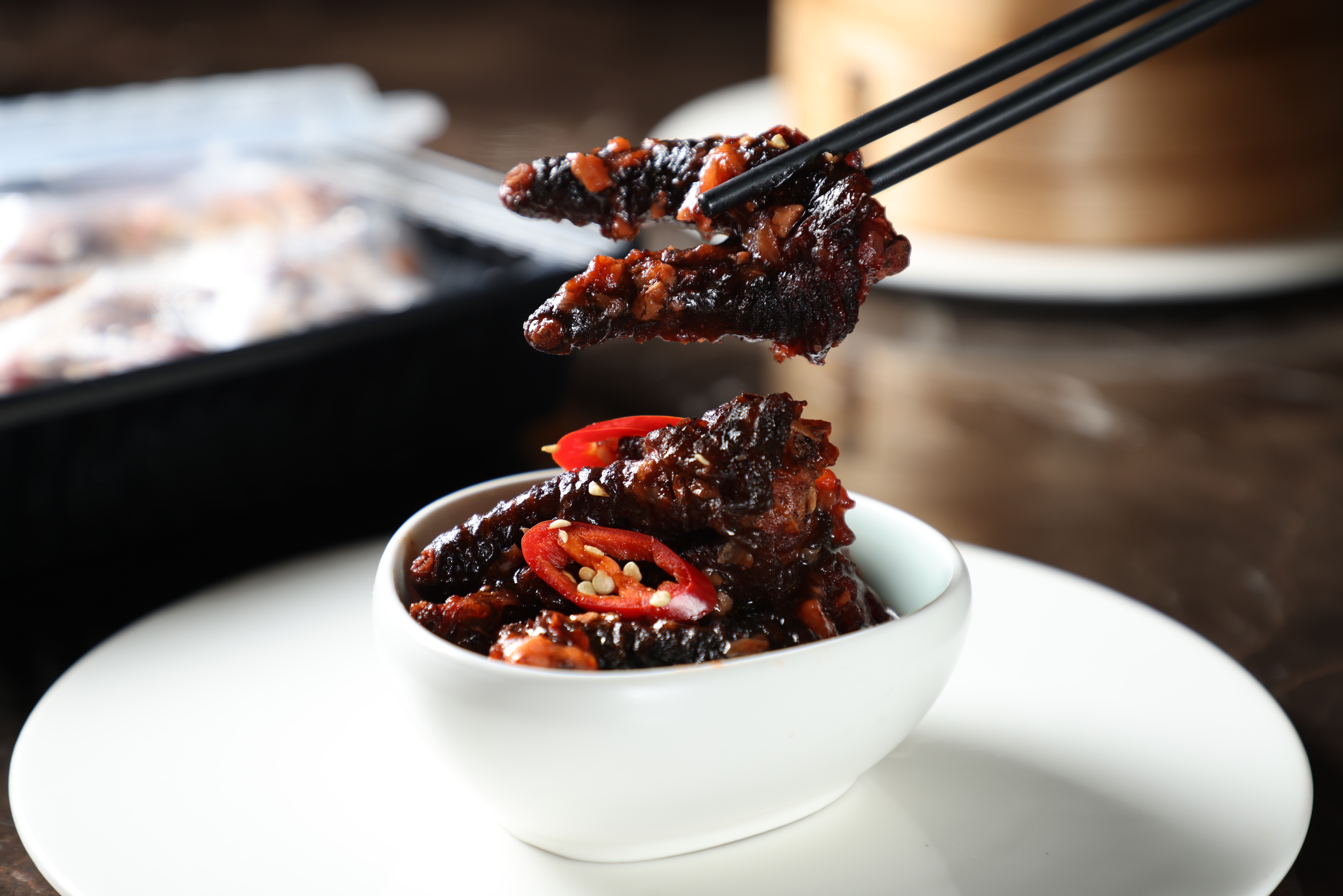 「香辣惹味豆豉蒸鳳 爪」看似味道濃重，實則恰到好處，膠質入口就化，甜鹹微辣。（388元／300公克） 