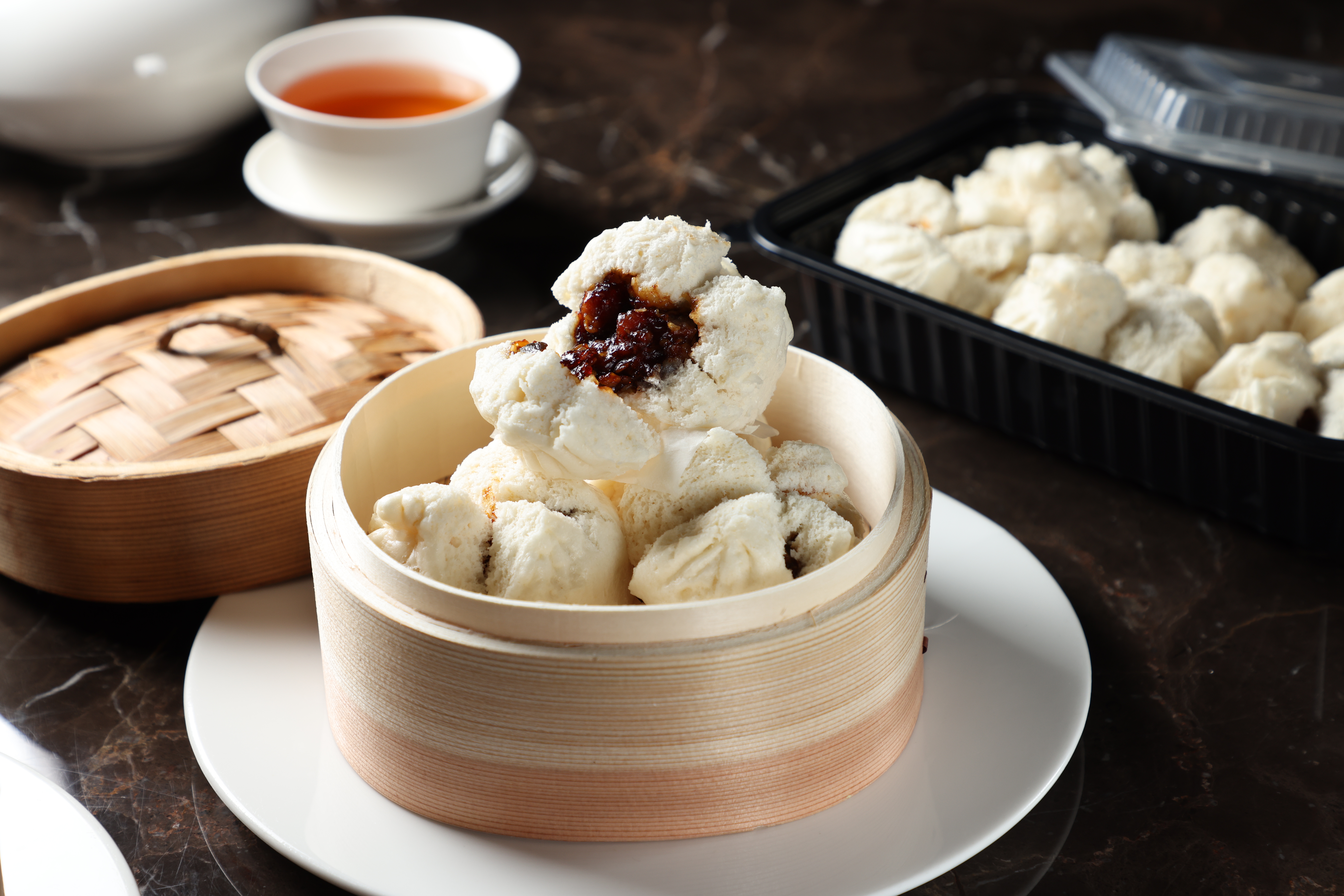「伊比利叉燒包」麵皮鬆柔不爛，肉餡甜香不膩。（288元／6顆）
