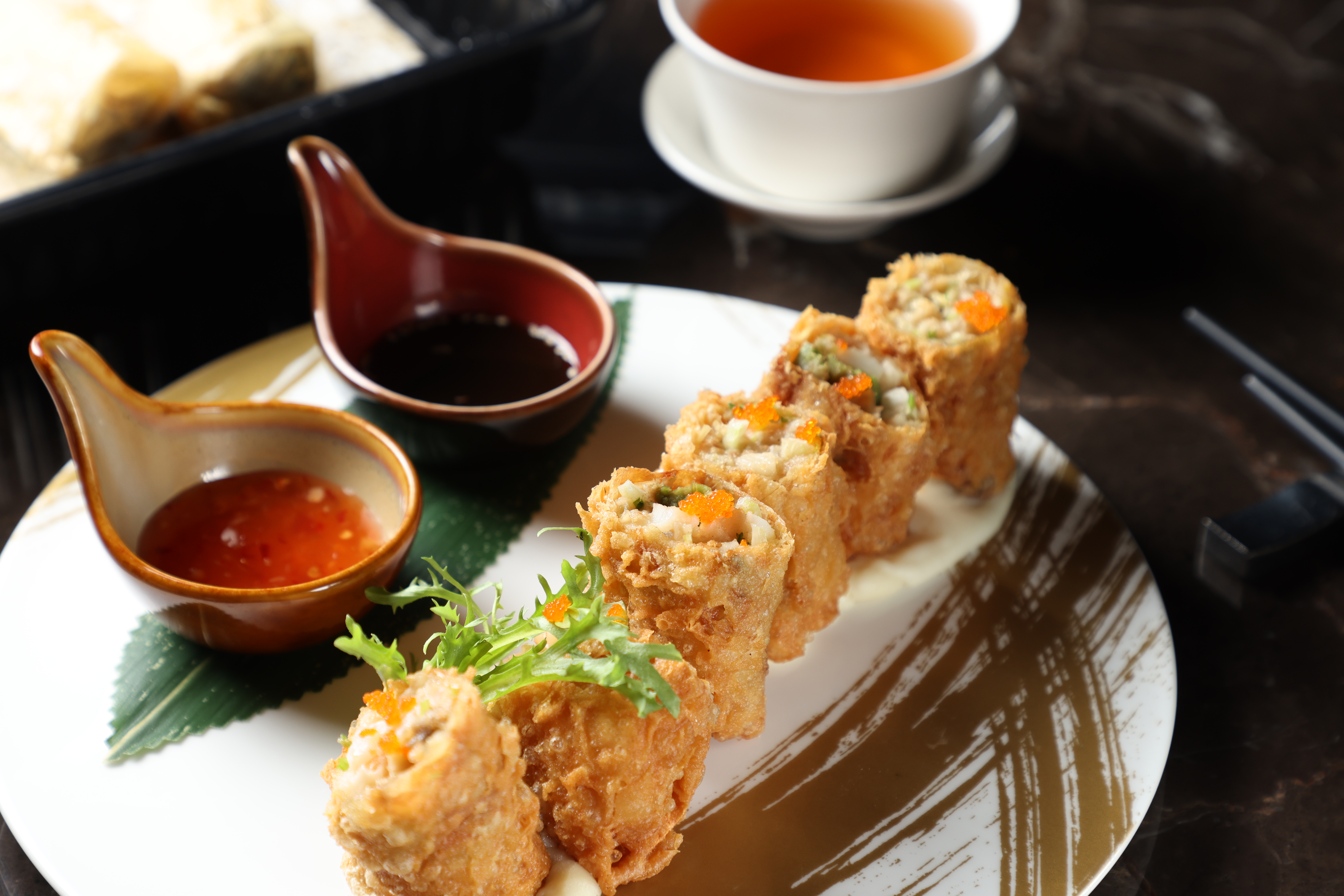 「酪梨腐皮鮮蝦卷」包進白蝦、花枝漿和酪梨片，酥脆潤口不油膩。（368元／6個）