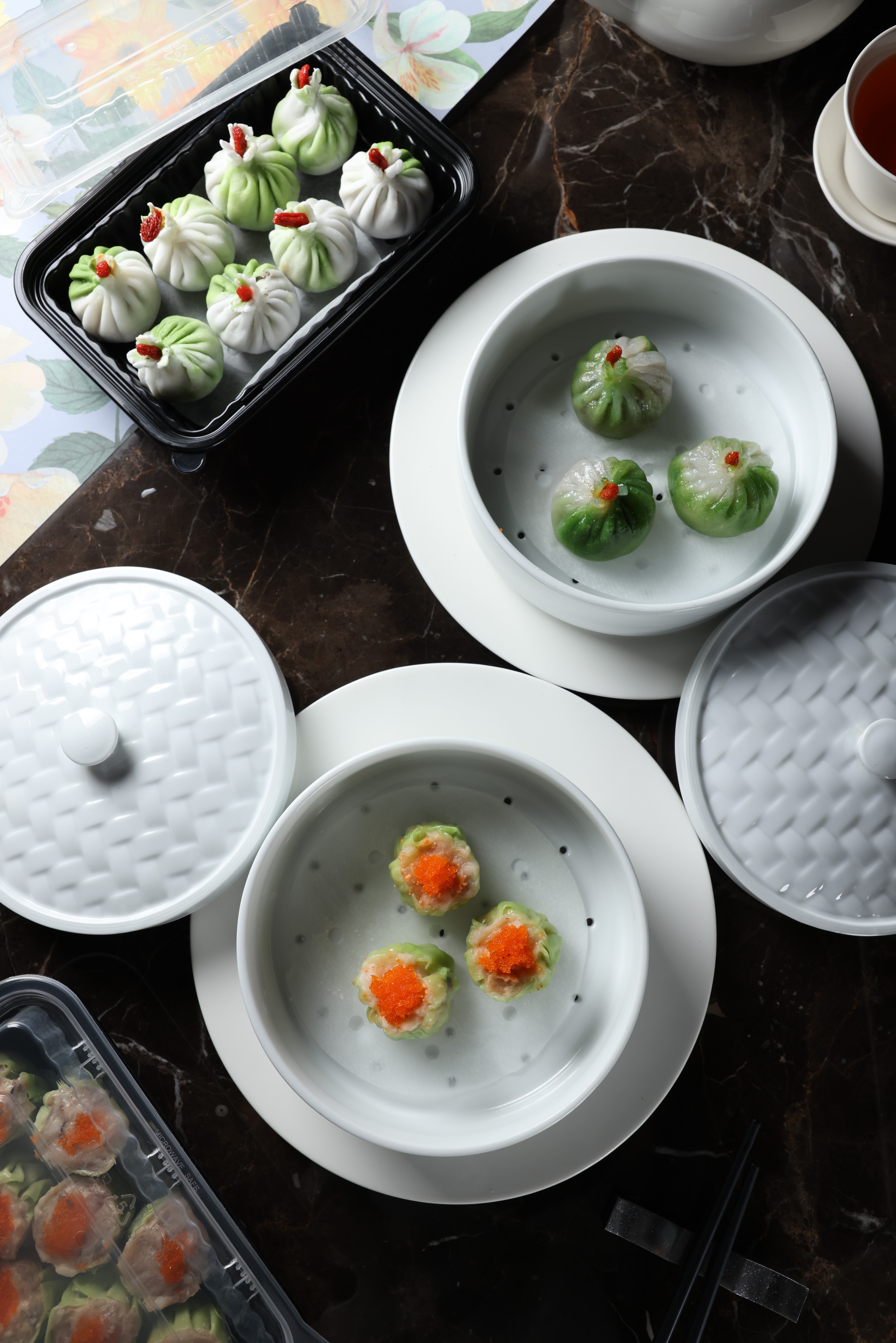 「黑松露素粉粿」（上，328元／8顆）外皮有抹茶清香，內餡吃得到綜合菇類和櫛瓜丁的甜脆；將白蝦和大里肌肉，以2比1的比例製成的「魚子燒賣」（下，388元／10顆），上頭點綴蝦卵，口感彈脆鮮美。