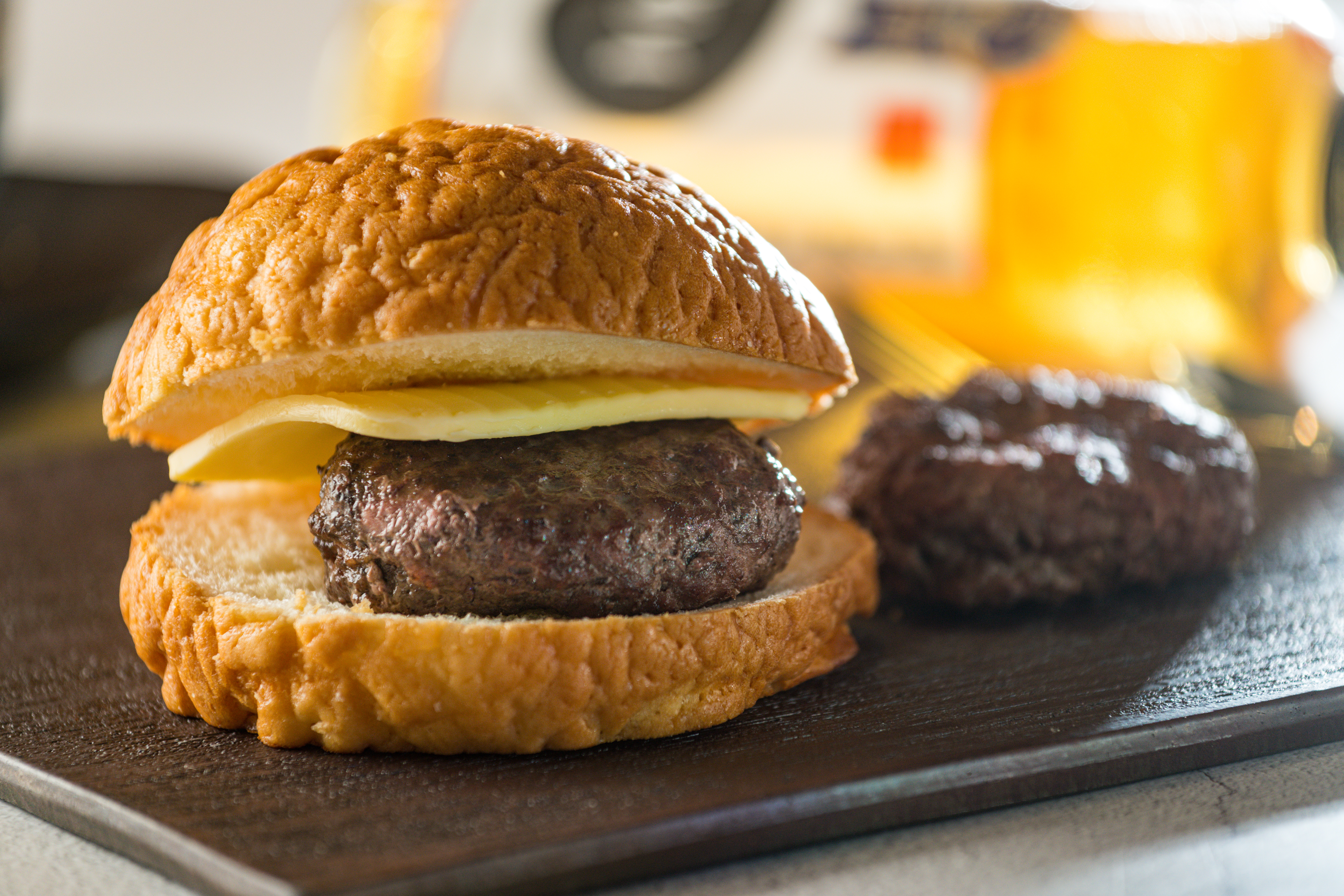 「胡同燒肉」在餐飲禁止內用期間與多個品牌聯名，對抗疫情衝擊。 