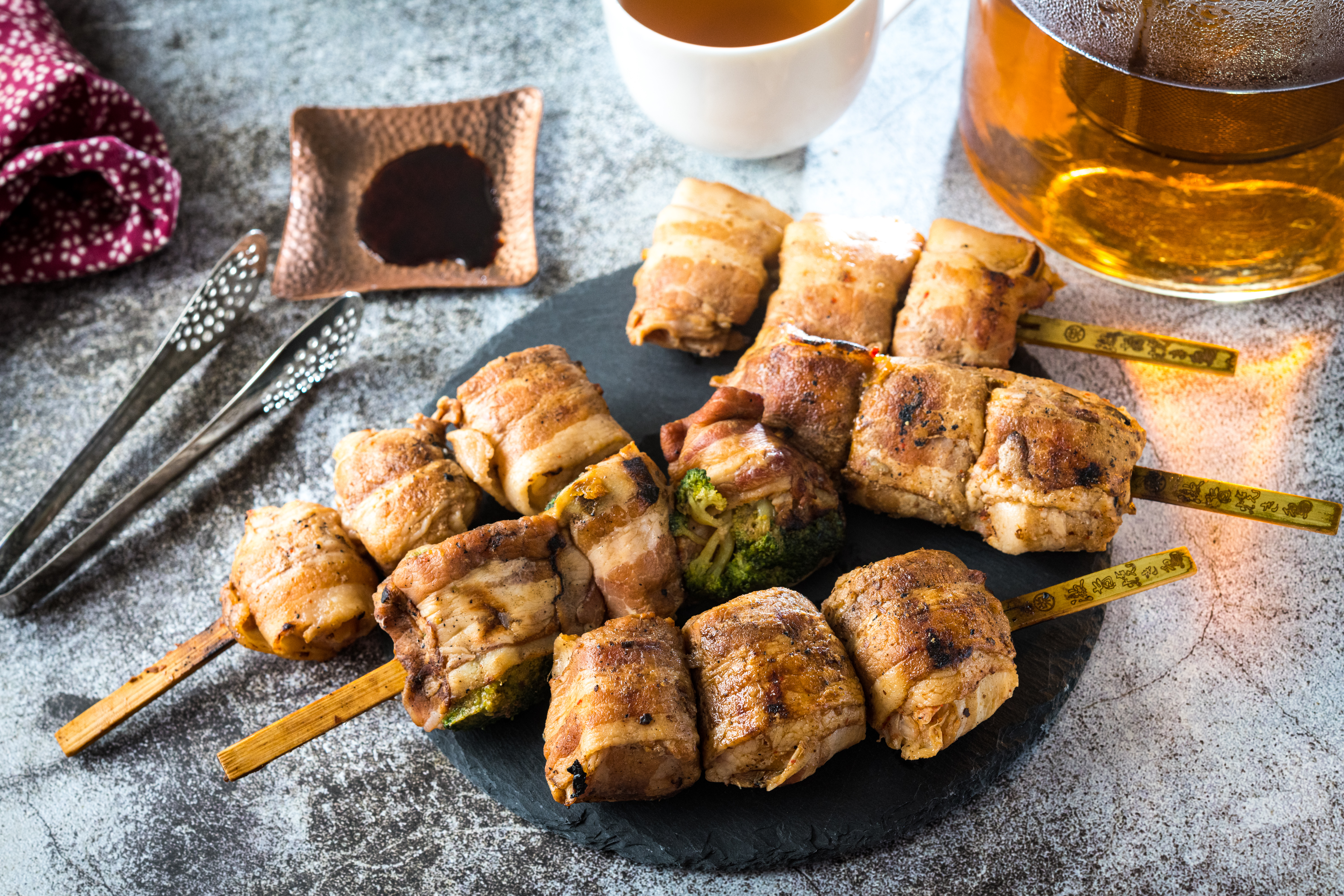 「特選豬肉即食串燒組合」用豬五花肉片包裹韓式泡菜、糯米腸、 鳳梨丁、花椰菜和酸白菜，解膩又有飽足感。（330元／5串） 