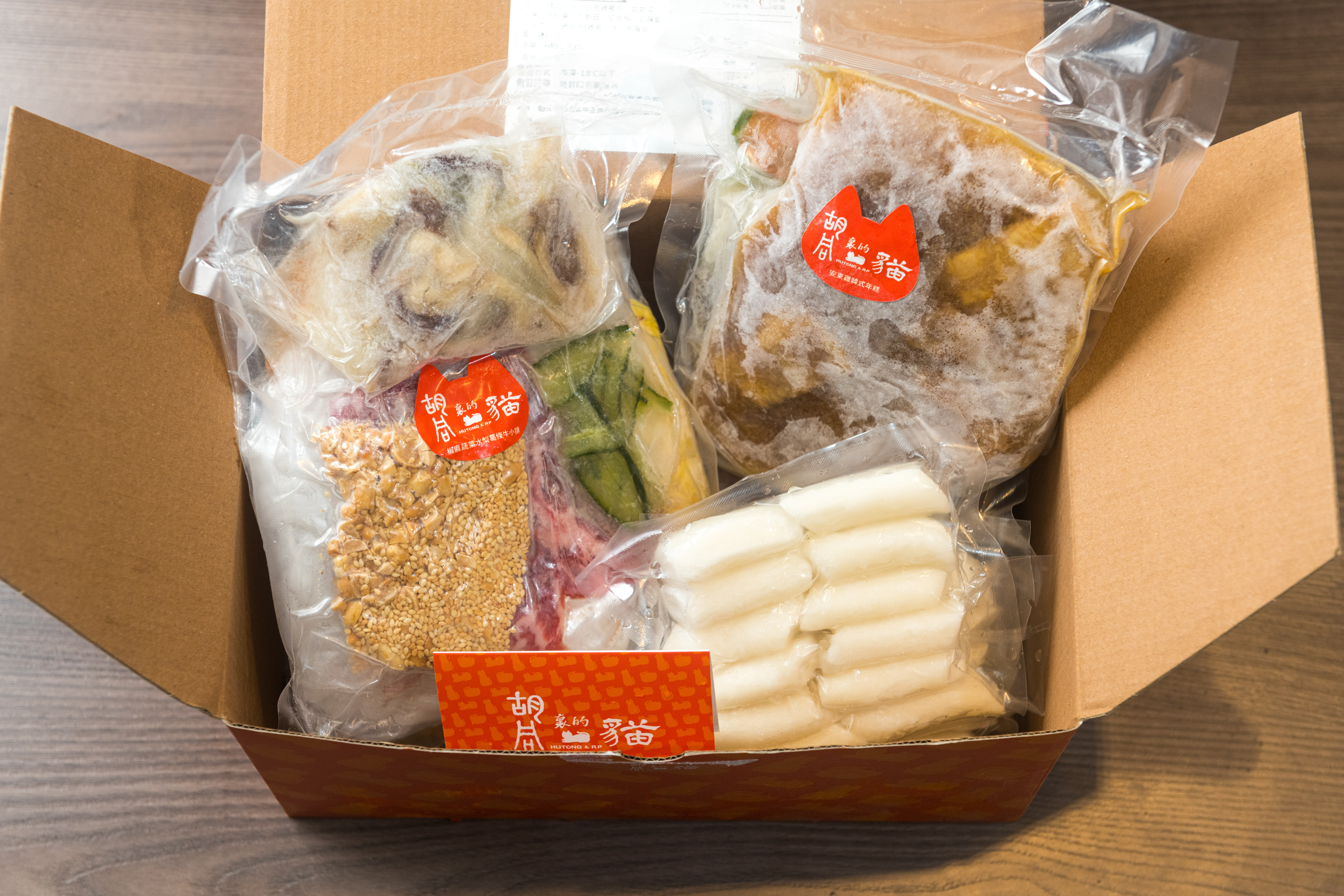 與私廚餐廳「屋頂上的貓」合作的聯名調理包，內含安東雞韓式年糕，以及椒麻蔬菜水梨葛條牛小排各2份。（990元／4入） 