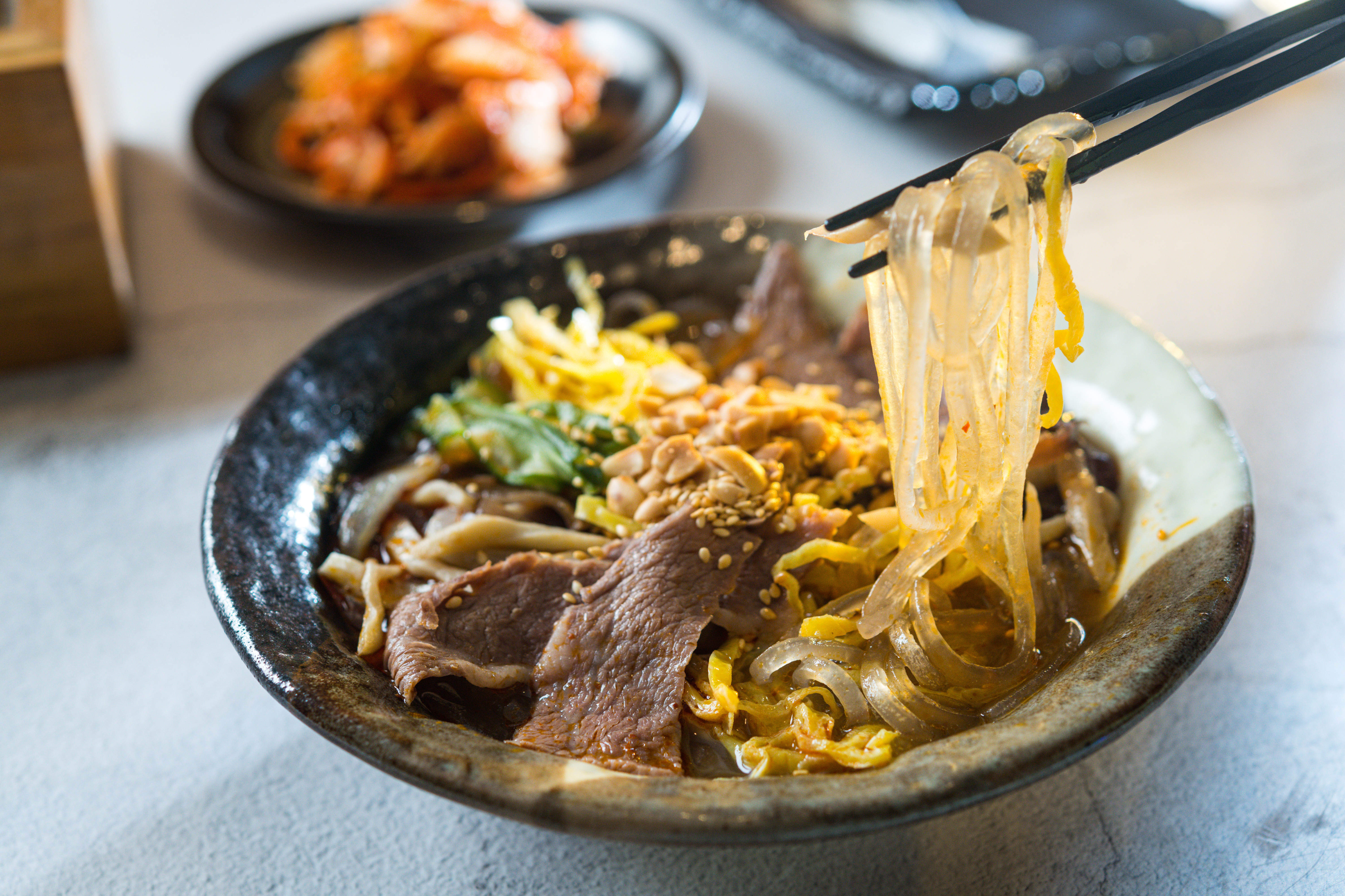 「椒麻蔬菜水梨葛條牛小排」嘗起來有水梨汁的甜味和花椒的麻香，牛小排肉片甜嫩有嚼感。 