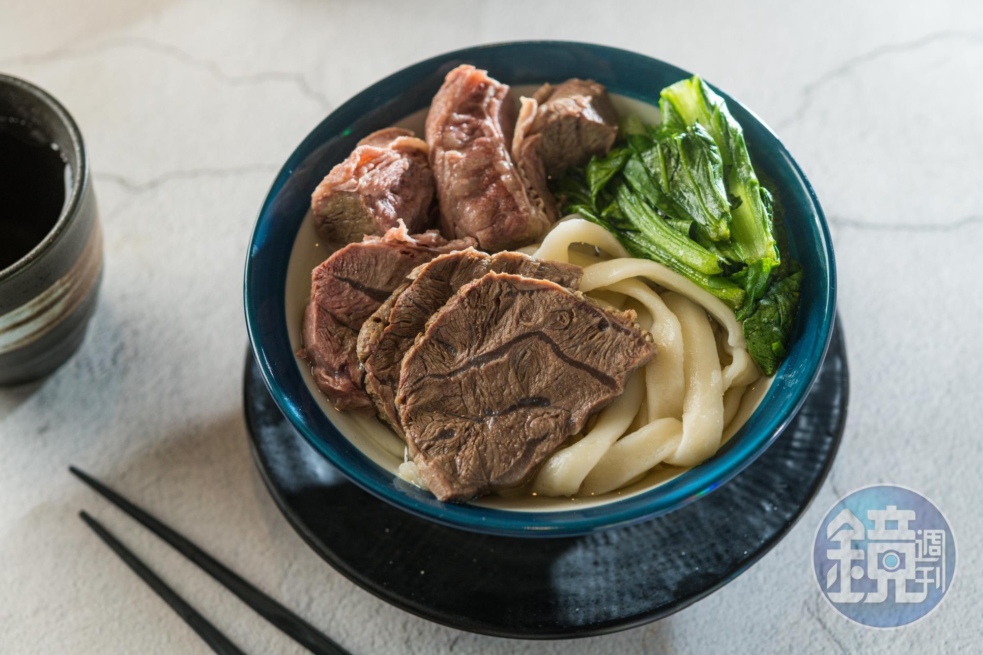 一碗牛肉麵吃得到牛腱和牛肋條2種肉，寬版麵條軟彈又吸湯。