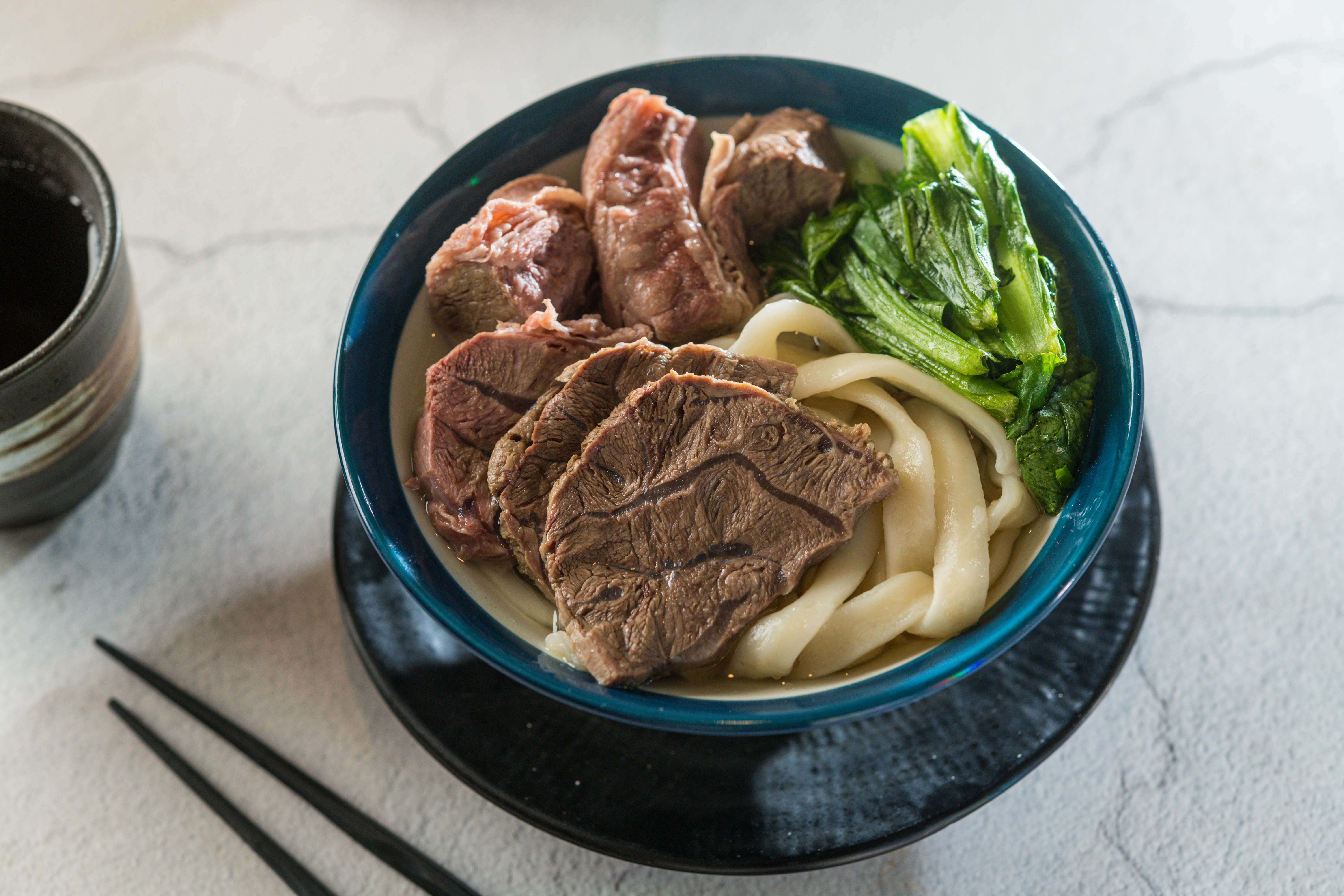 一碗牛肉麵吃得到牛腱和牛肋條2種肉，寬版麵條軟彈又吸湯。