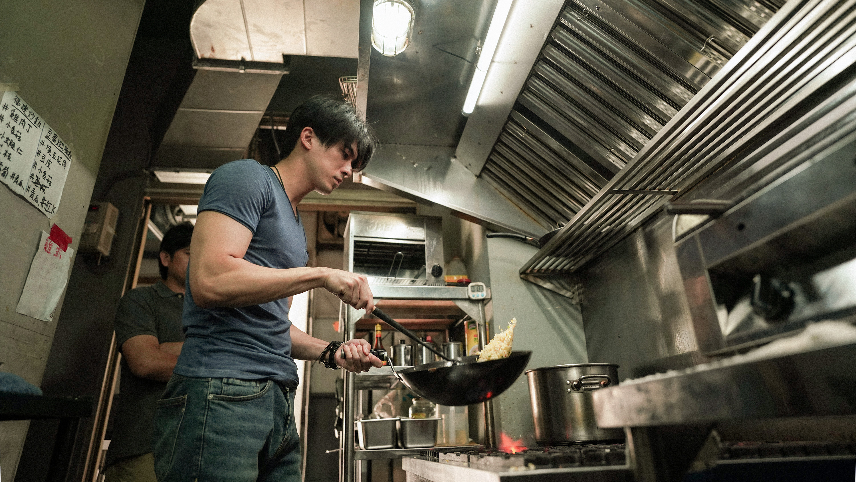 為了貼近角色，林哲熹拜師學做菜，也去熱炒店實習打工體驗生活。（電影《青春弒戀》提供）