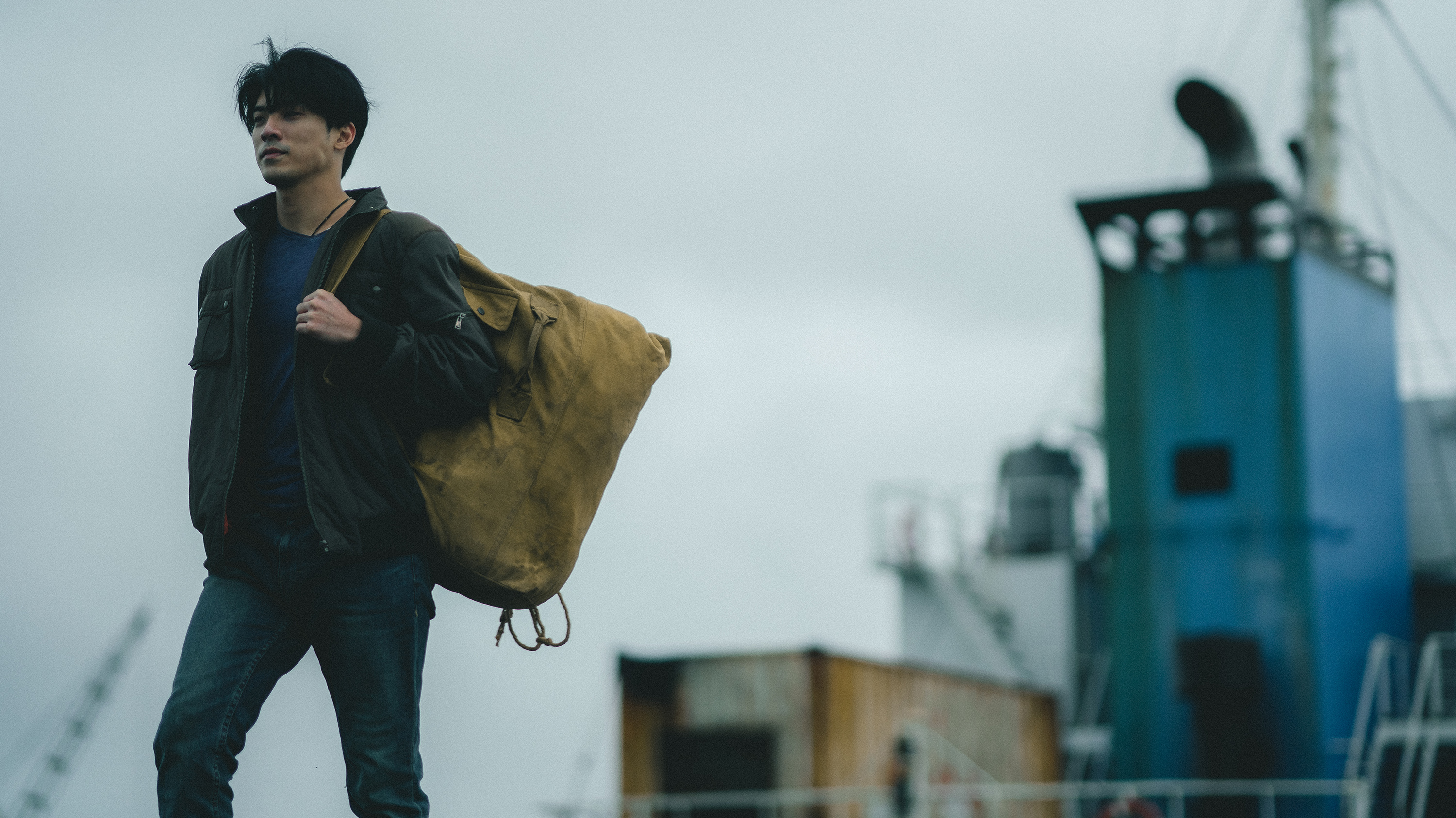 林哲熹在《青春弒戀》飾演重回家鄉的跑船廚師。（電影《青春弒戀》提供）