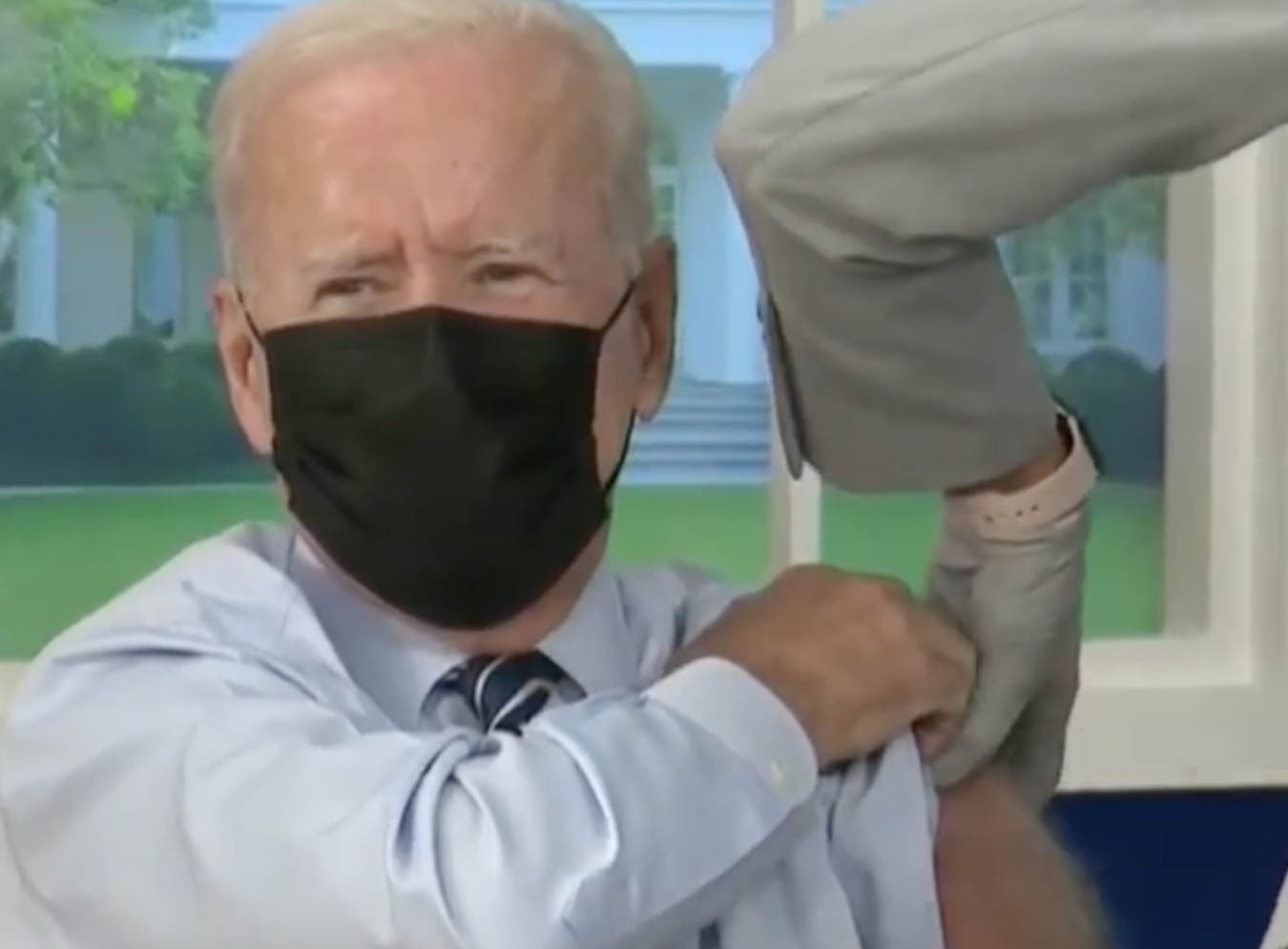 美國新冠肺炎（COVID-19）疫苗追加劑開打，總統拜登（Joe Biden）今捲袖在鏡頭前接種，盼提高民眾接種意願。（翻攝Joe Biden臉書）
