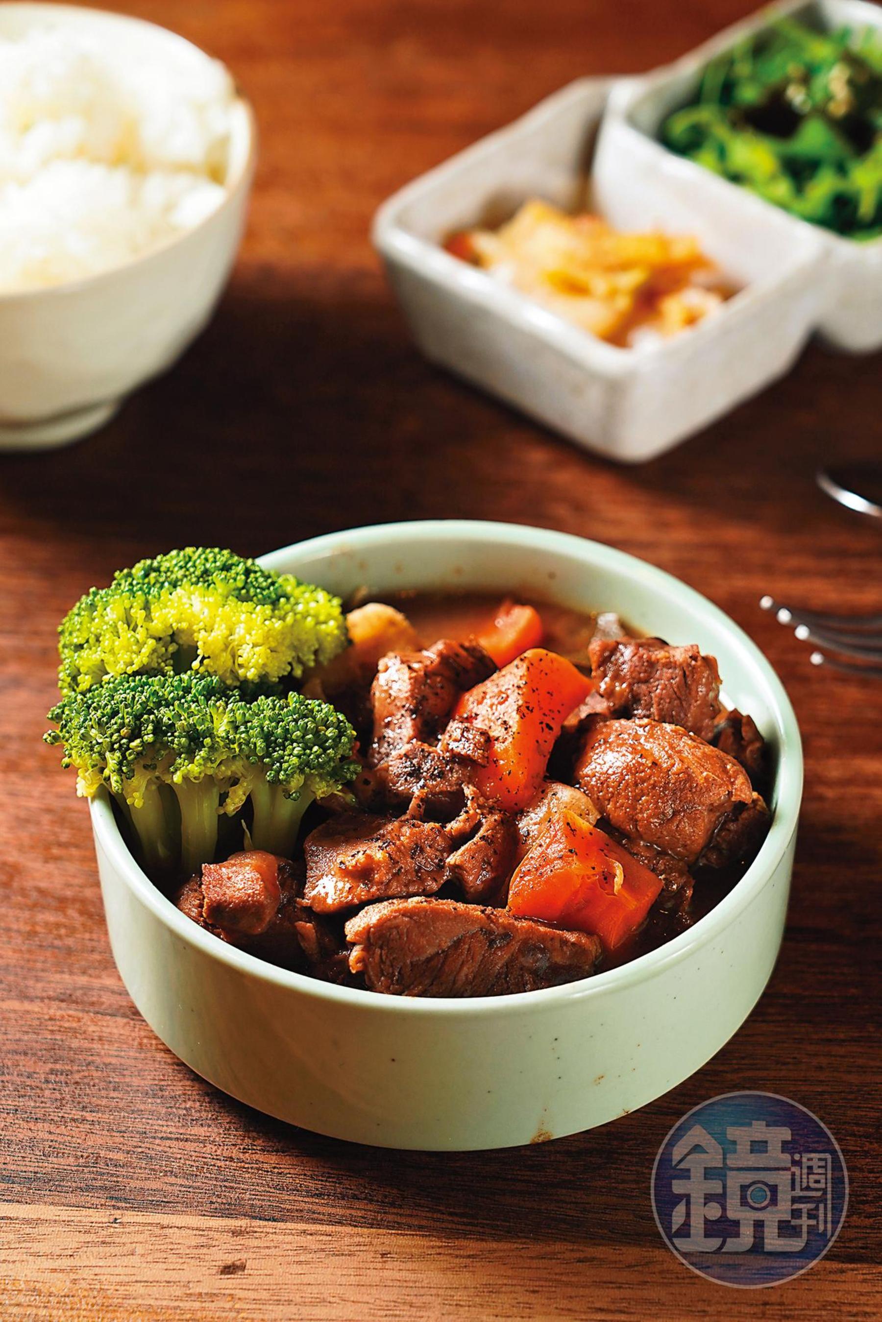 「小米酒馬告燉牛肉」是一道充滿在地風味的特色料理。（320元／份）