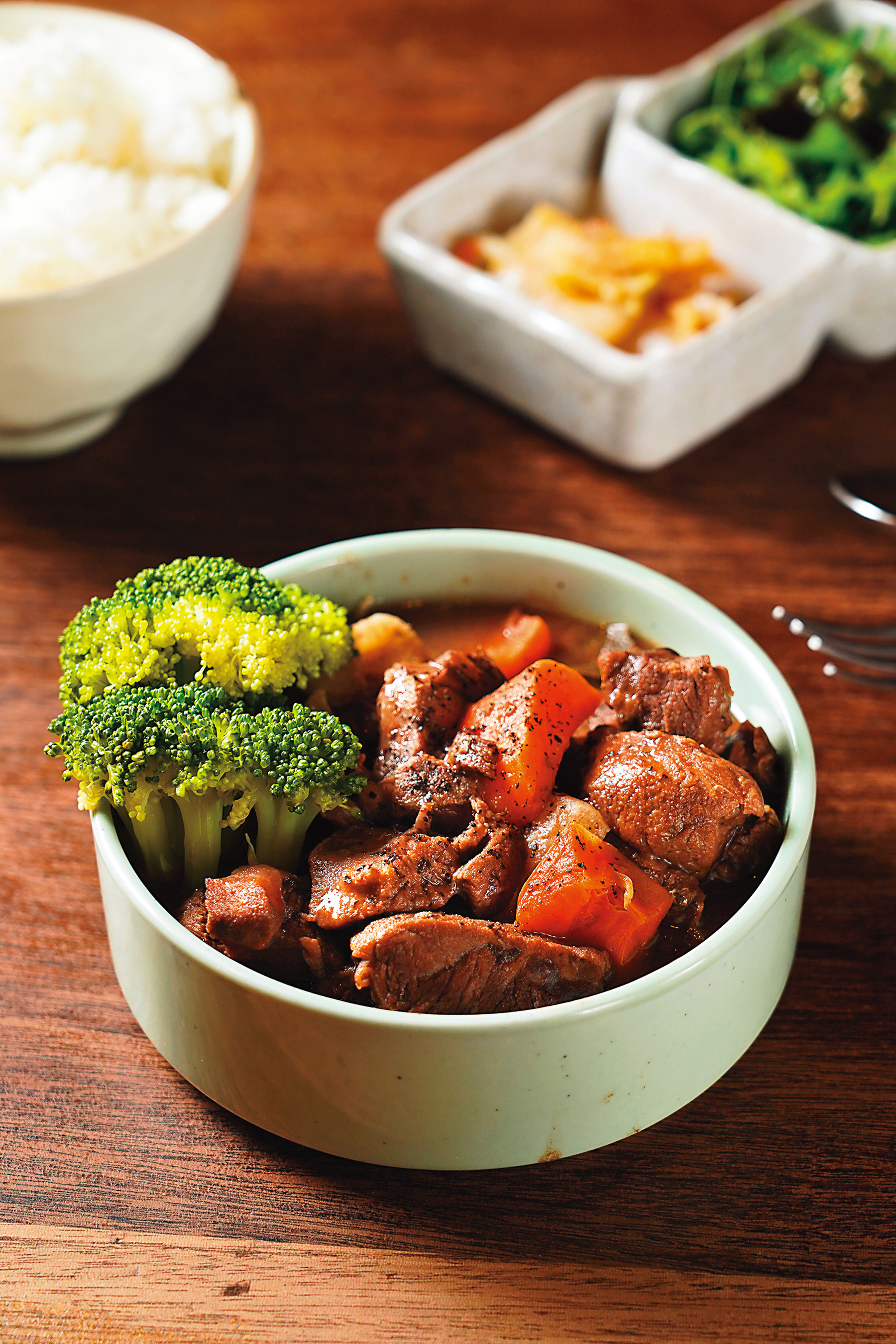 「小米酒馬告燉牛肉」是一道充滿在地風味的特色料理。（320元／份）