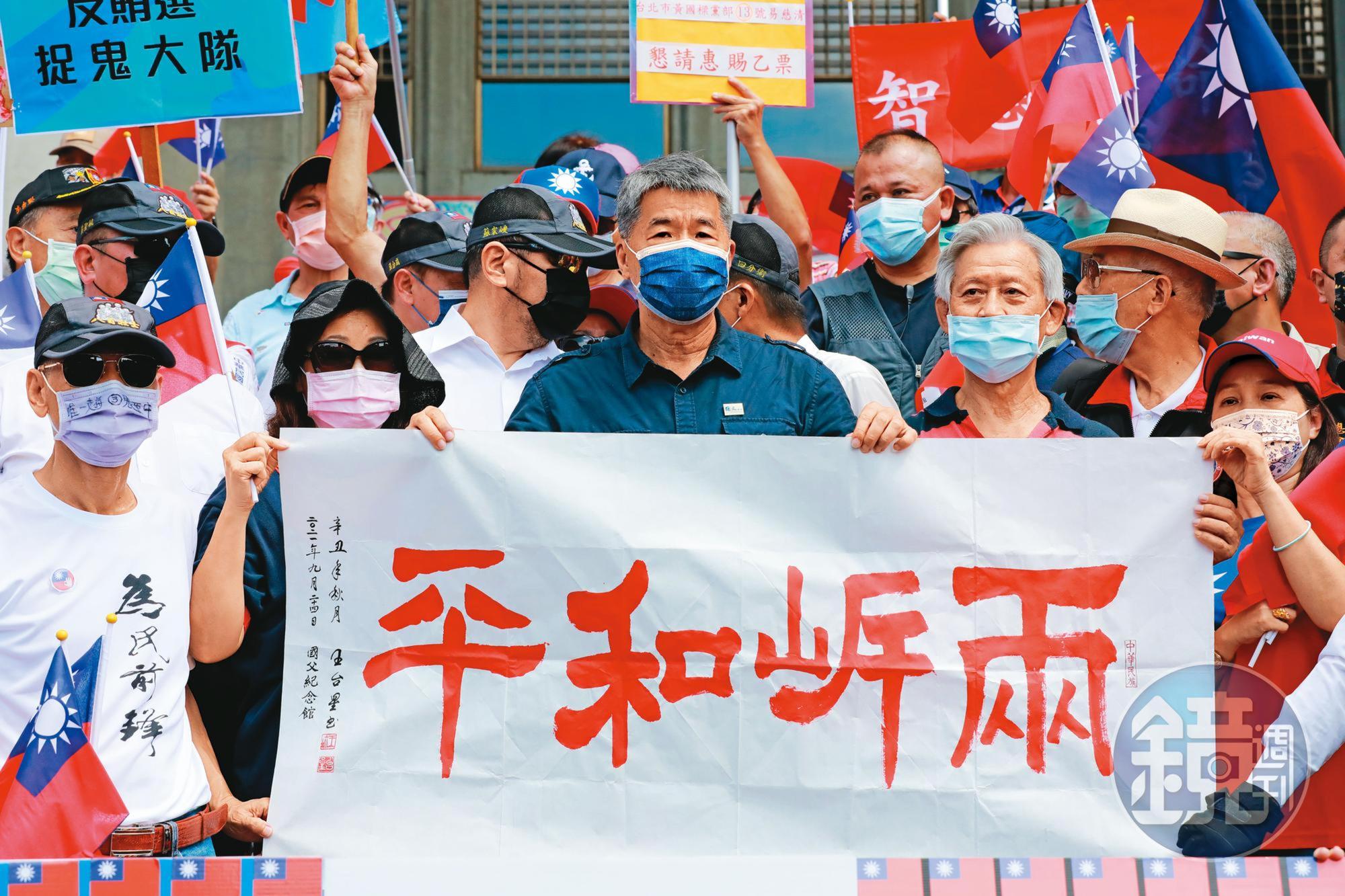 選前張亞中（前排中）到國父紀念館揮舞青天白日旗召喚黨魂，對他而言中華民國根基比選舉、民意更重要。