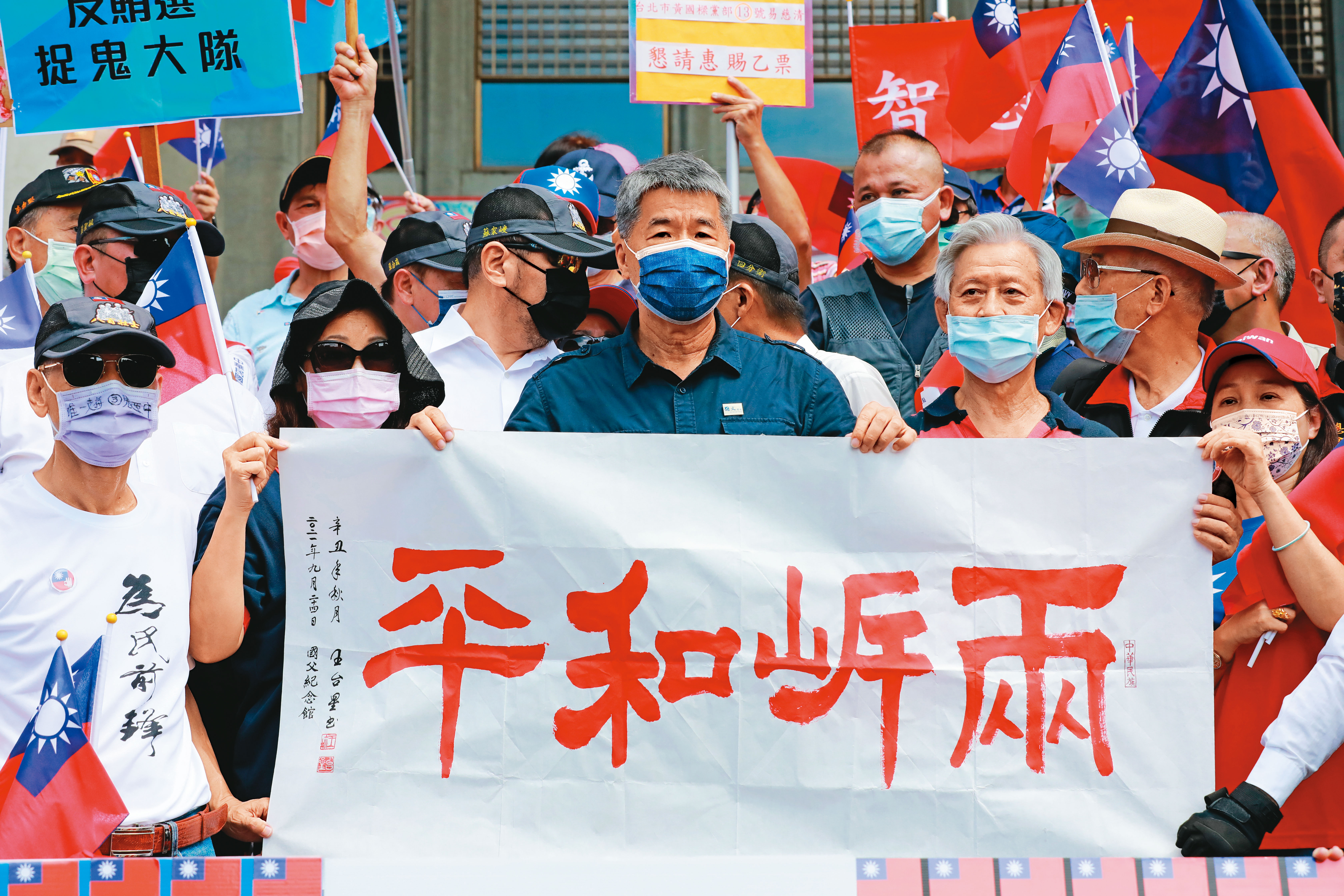 選前張亞中（前排中）到國父紀念館揮舞青天白日旗召喚黨魂，對他而言中華民國根基比選舉、民意更重要。