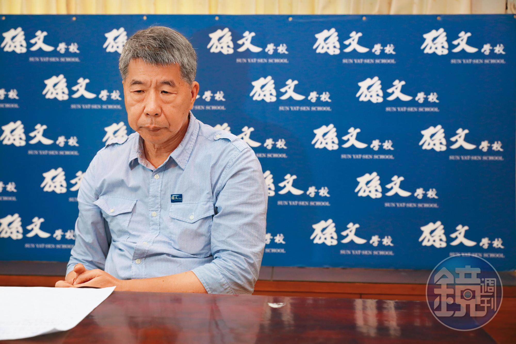 張亞中於孫文學校臨時辦公室受訪，他稱自己為總校長。