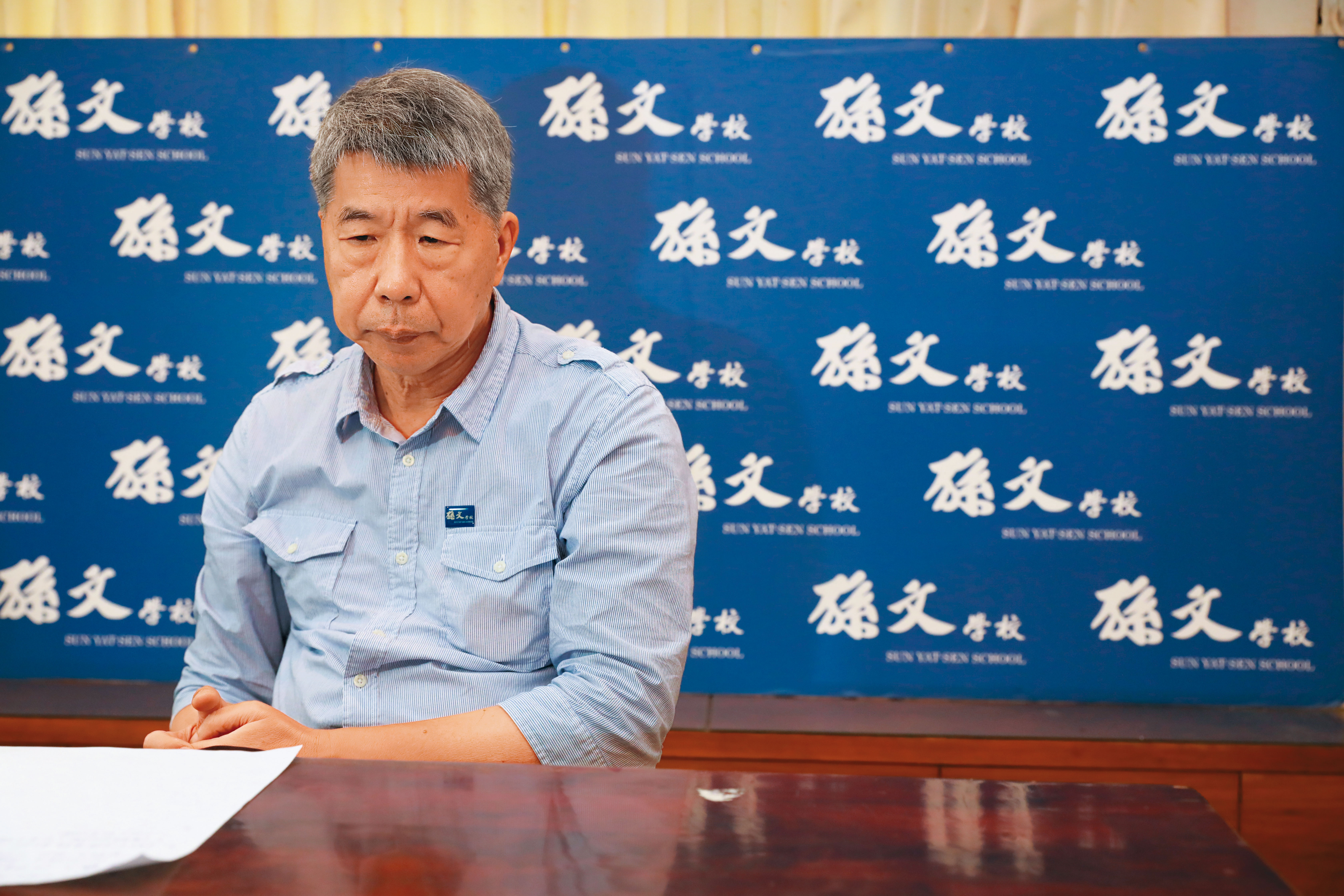 張亞中於孫文學校臨時辦公室受訪，他稱自己為總校長。