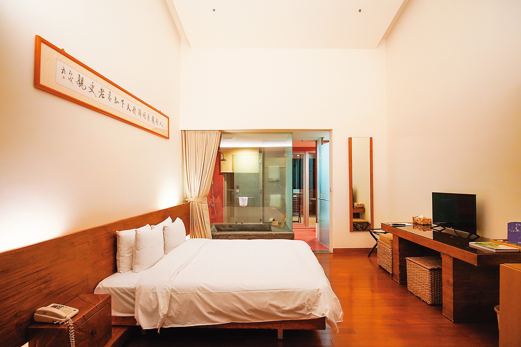 「鹿鳴溫泉酒店」以極簡風格融合南洋風情的客房，為住客營造悠閒寫意的度假時光。