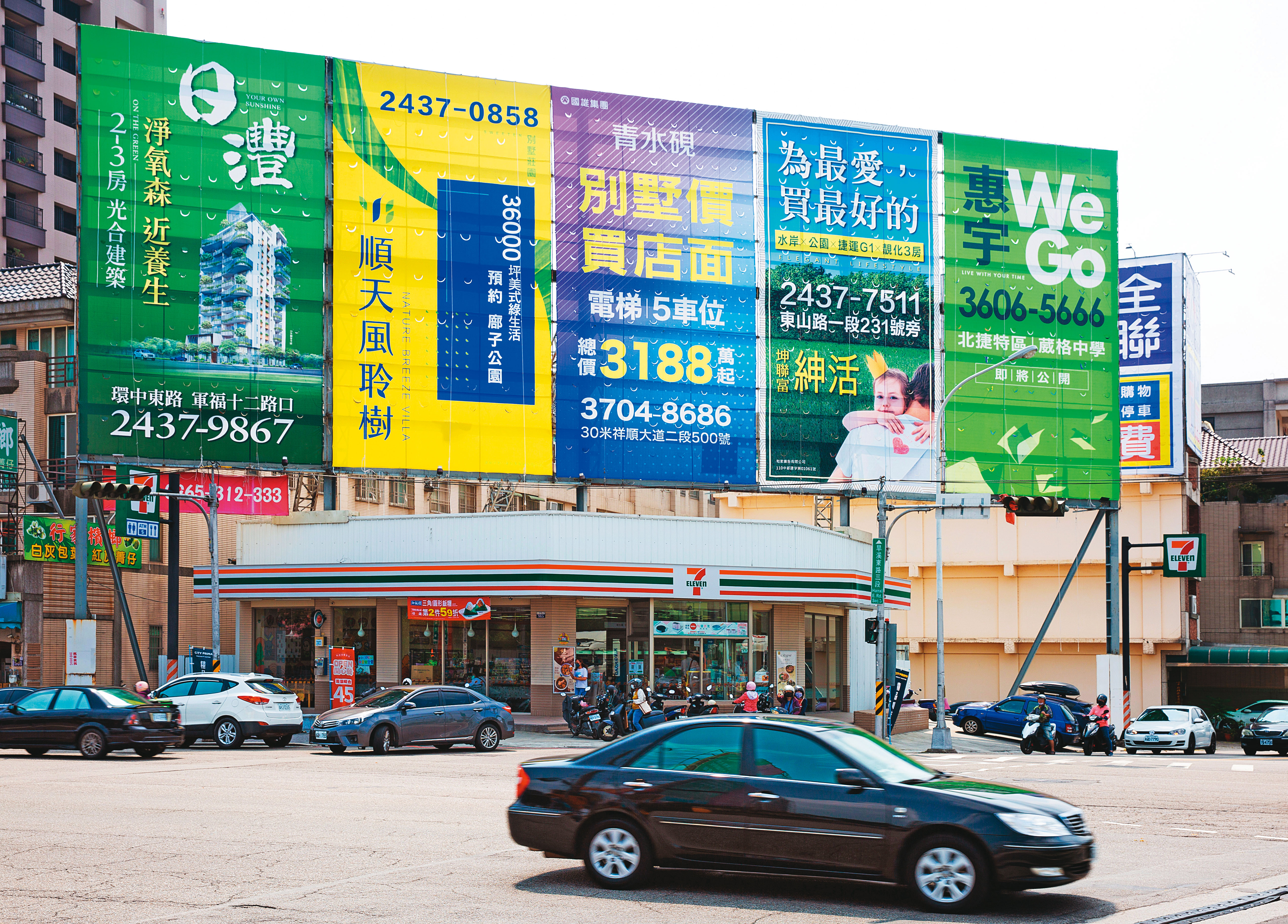 台中市北屯區因有不少重劃題材，房市同樣熱鬧滾滾，沿路都是建案廣告。