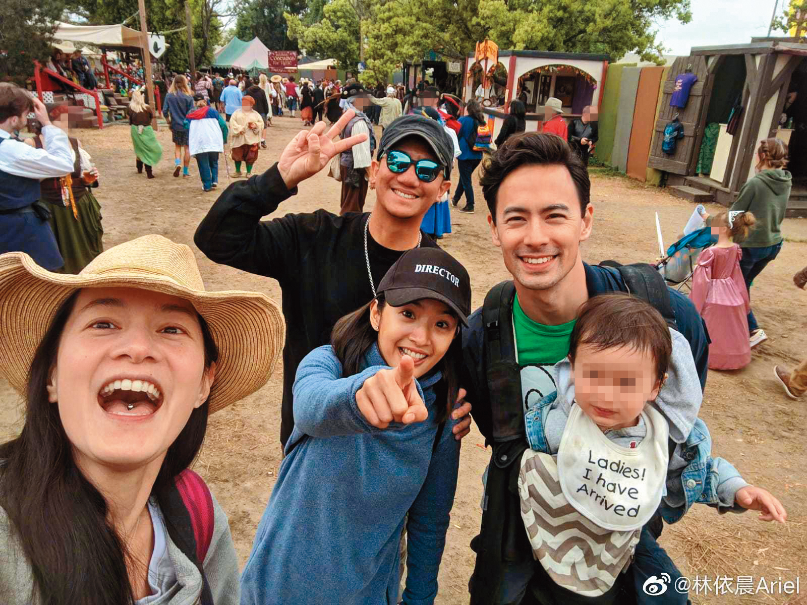 林依晨(左二)和好友Janet(左一)曾攜家帶眷一起出遊。(翻攝自林依晨微博)