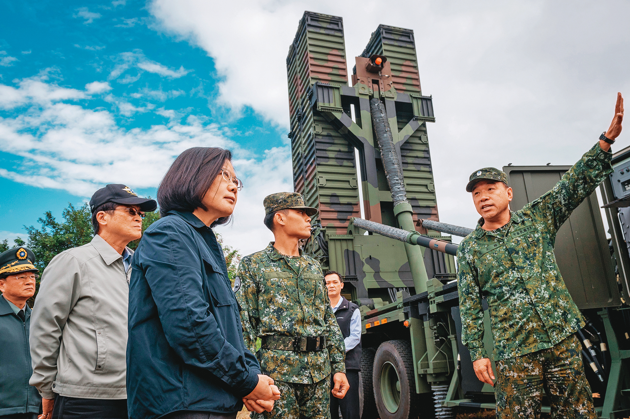 我國積極發展不對稱戰力，總統蔡英文曾親自視察部署在東部的天弓三型飛彈部隊。（總統府提供）